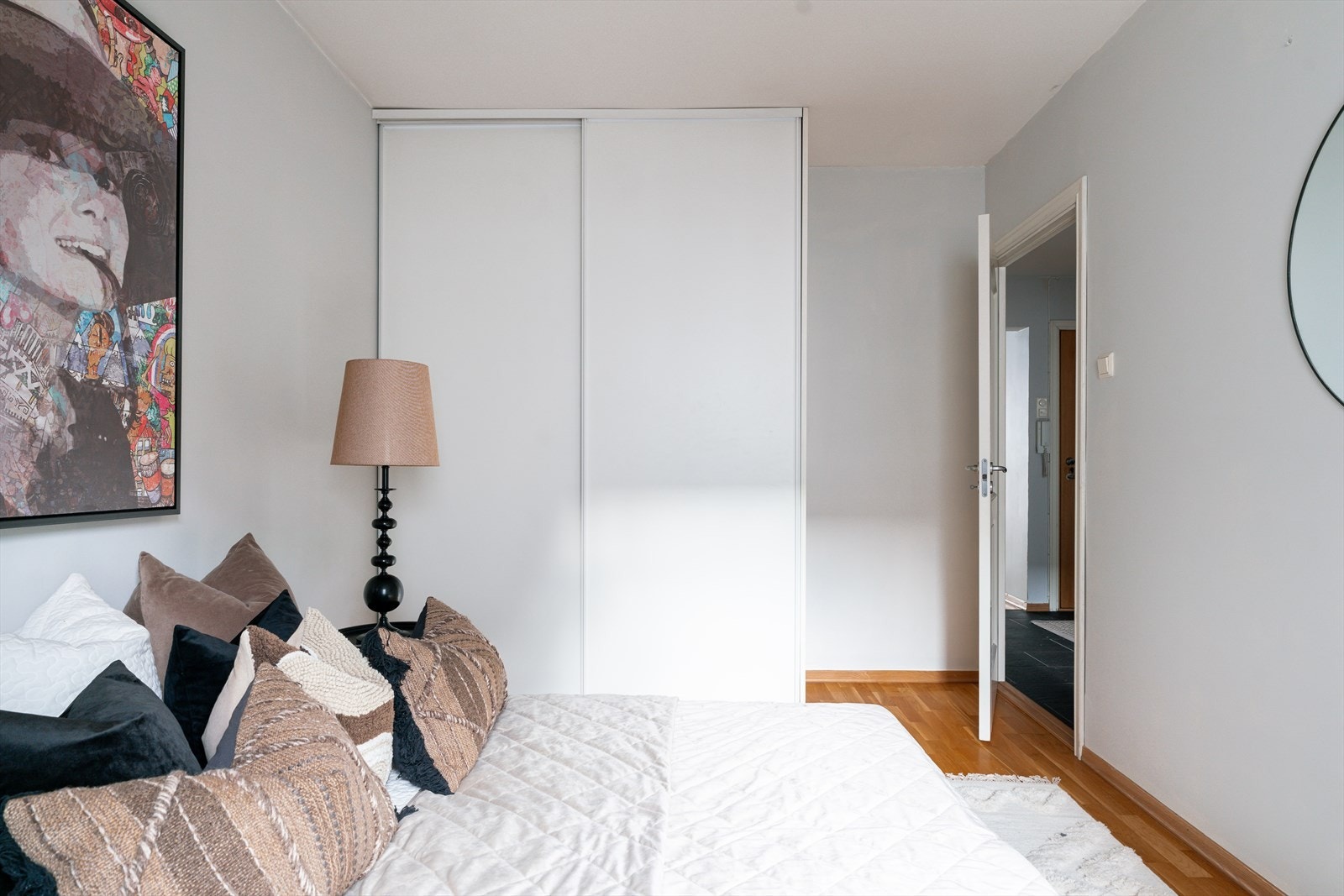 Romslig hovedsoverom med skyvedørsgarderobe. Galleribilde