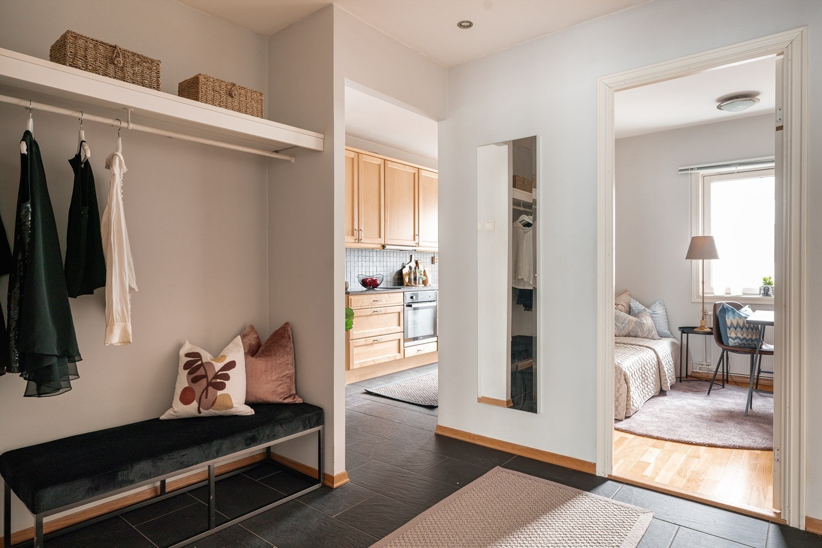 Lys entré som gir et godt førsteinntrykk av leiligheten. Galleribilde