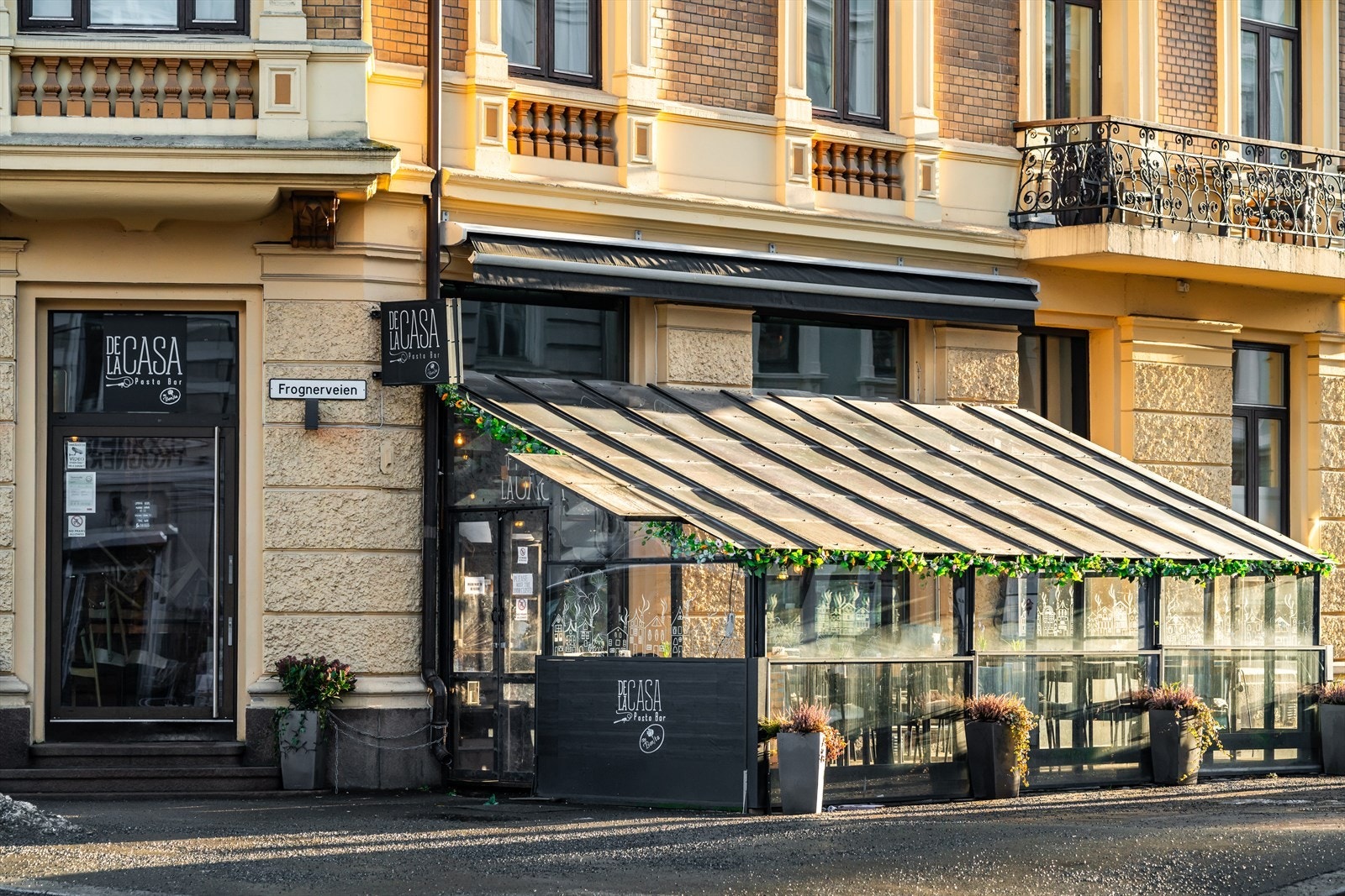 Magnus Bergs gate er en sjarmerende gate på Frogner, oppkalt etter den anerkjente elfenbensskjæreren Magnus Berg. Gaten preges av vakre bygårder som gir den en unik atmosfære, og reflekterer områdets historiske sjarm. Galleribilde