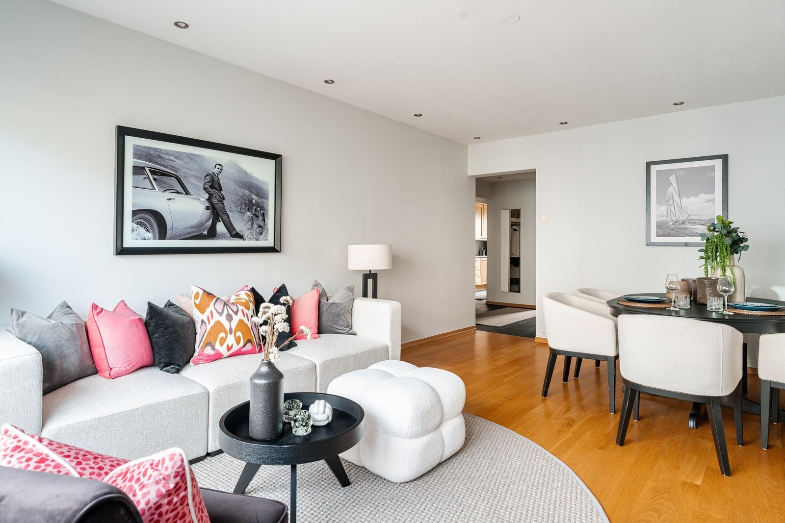 Leiligheten har et sosialt og hyggelig oppholdsrom. Galleribilde