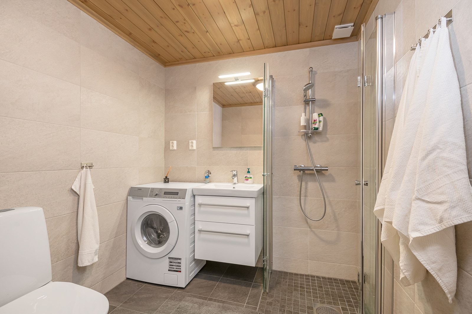 Stilrent og tidløst bad/wc. Fliser på vegger og gulv. Opplegg for vaskemaskin. Galleribilde