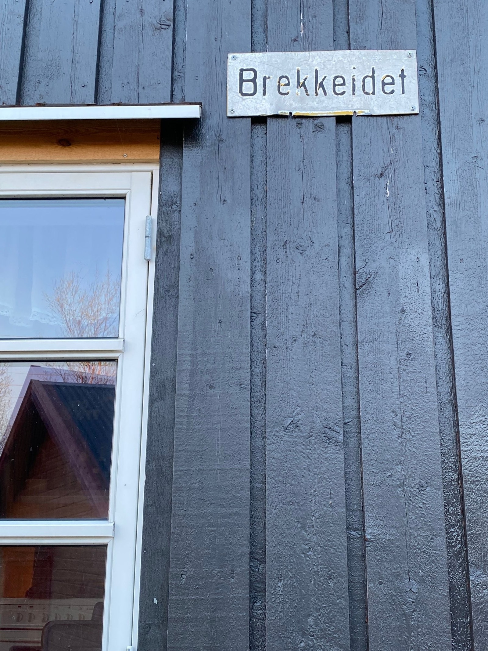 Sjarmerende gammelt skilt. Galleribilde
