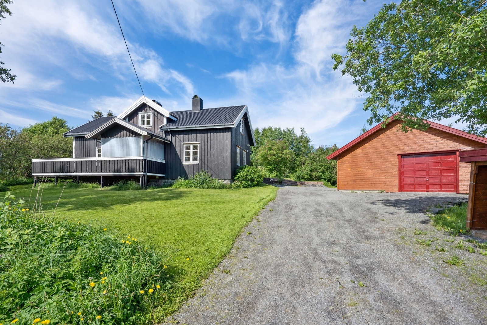 Eiendommen ligger 500 m fra RV 17 inn mot Hombornes. Galleribilde