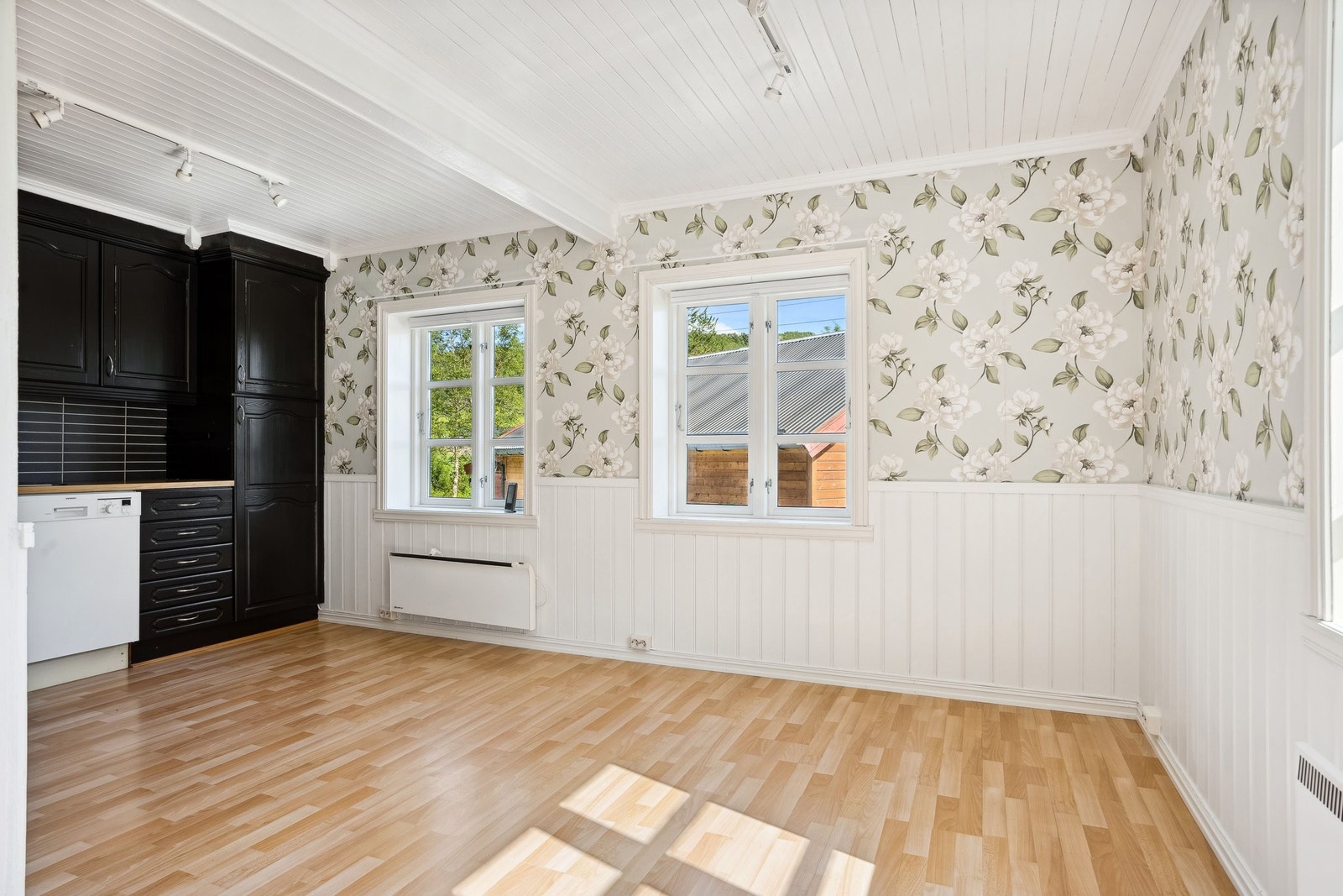 God plass til mange rundt bordet. Galleribilde