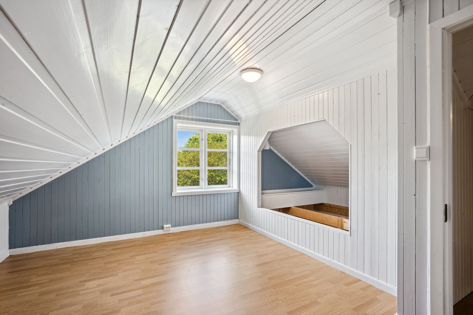 Soverom mot vest med sovealkove for to. Brannstige montert utenfor vinduet. Galleribilde