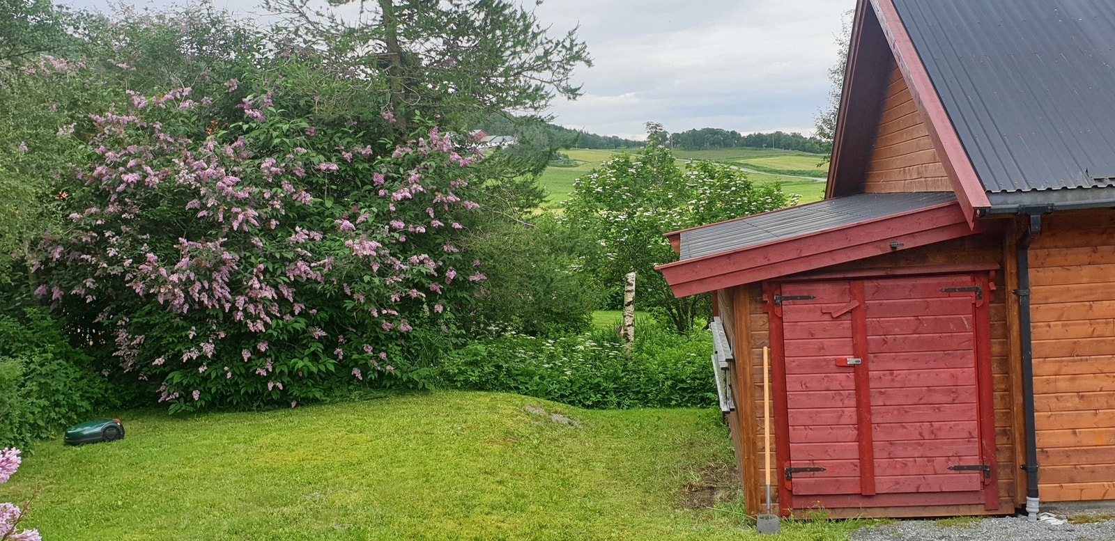 Bak garasjen ligger vedskjul. Galleribilde