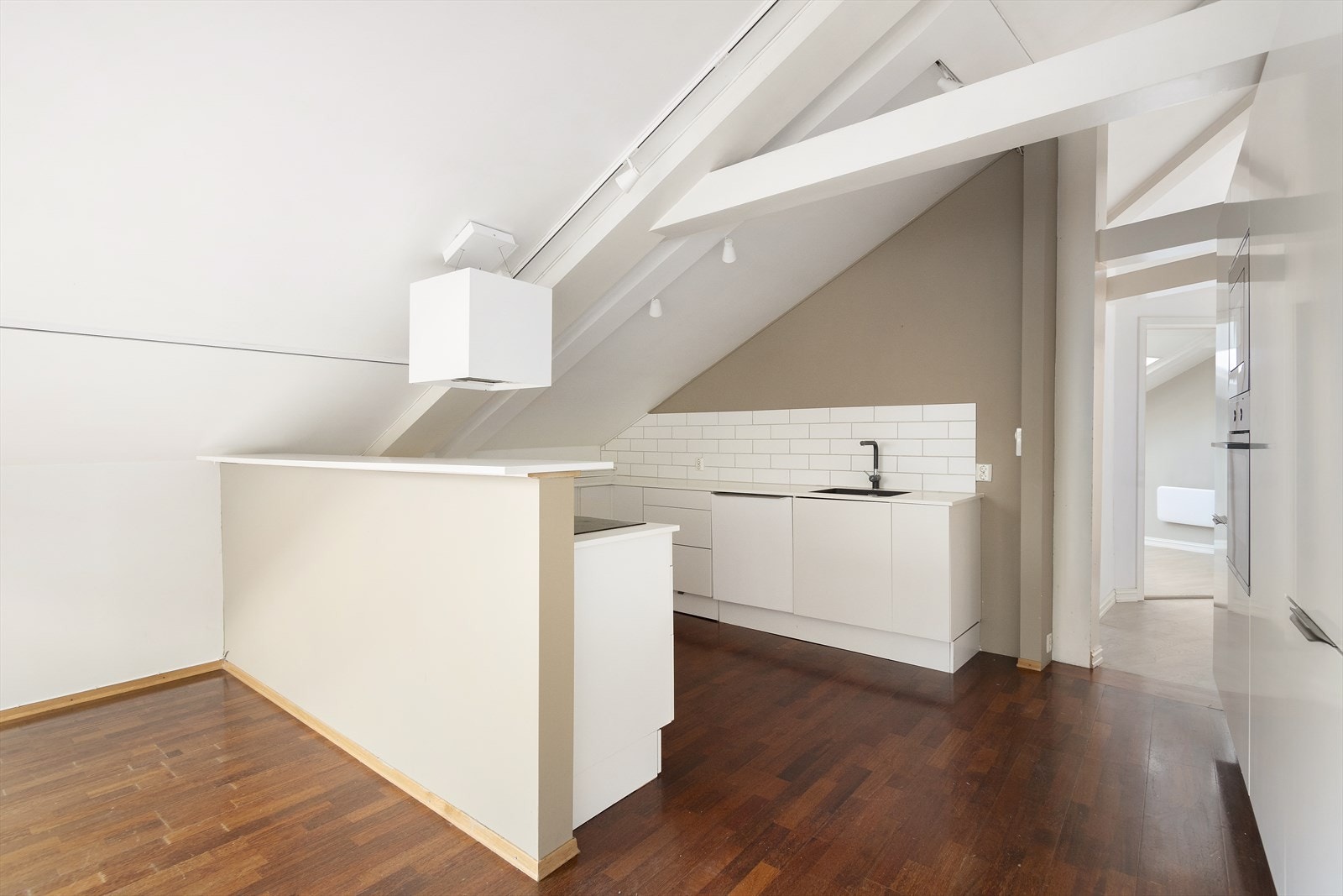 Kjøkken er i åpen løsning mot stue, adskilt med lettvegg Galleribilde