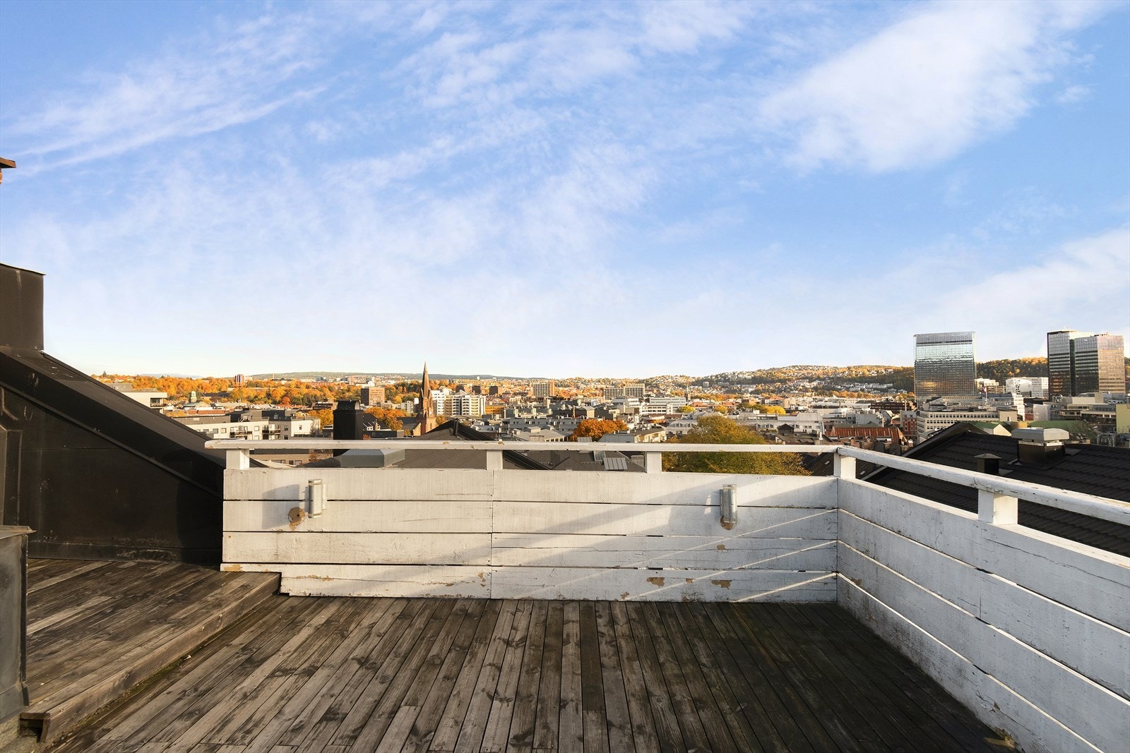 Loftsleilighet med egen, solrik takterrasse og vidstrakt utsikt over byen Galleribilde