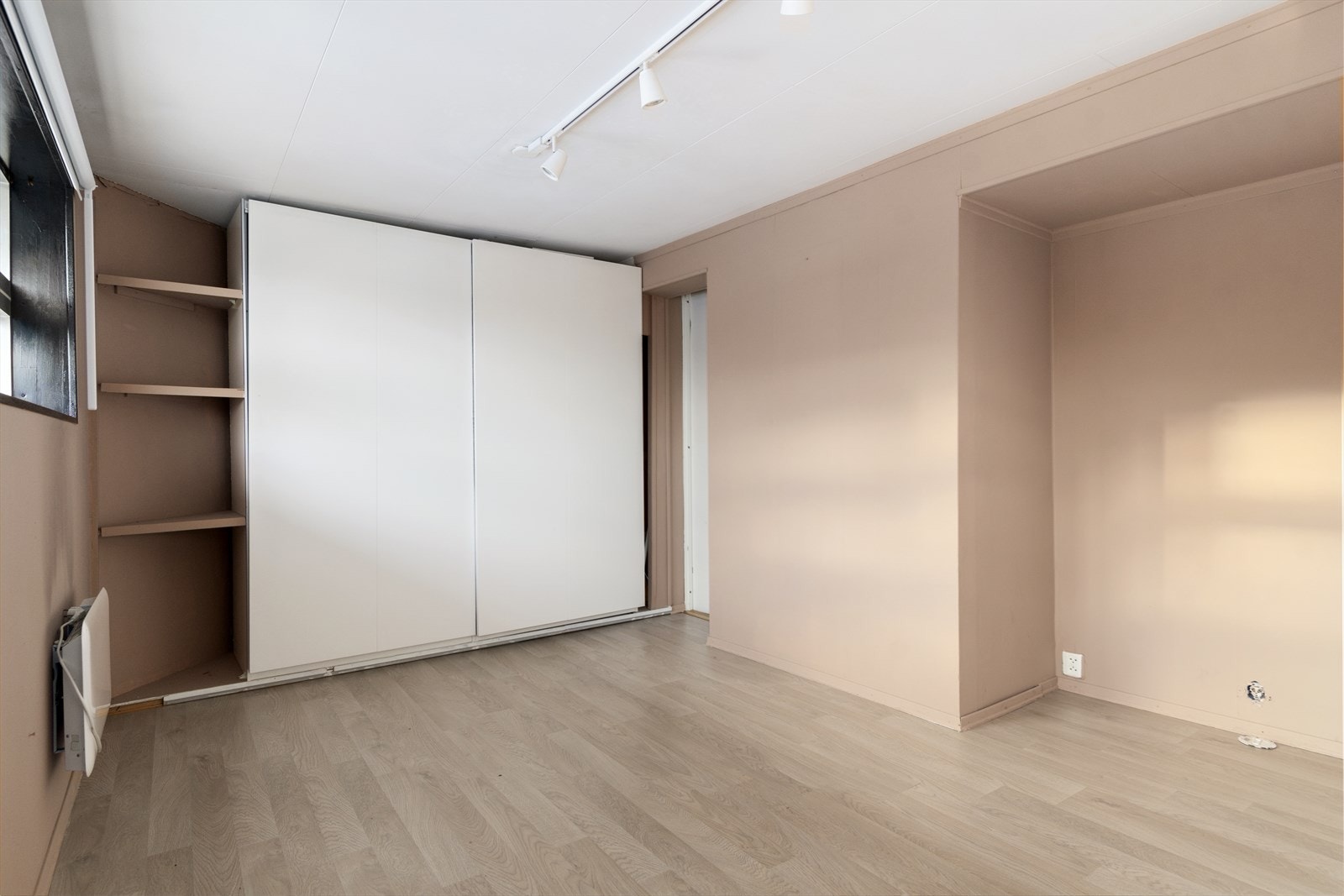 Skyvedørsgarderobe og plassbygde hyller Galleribilde