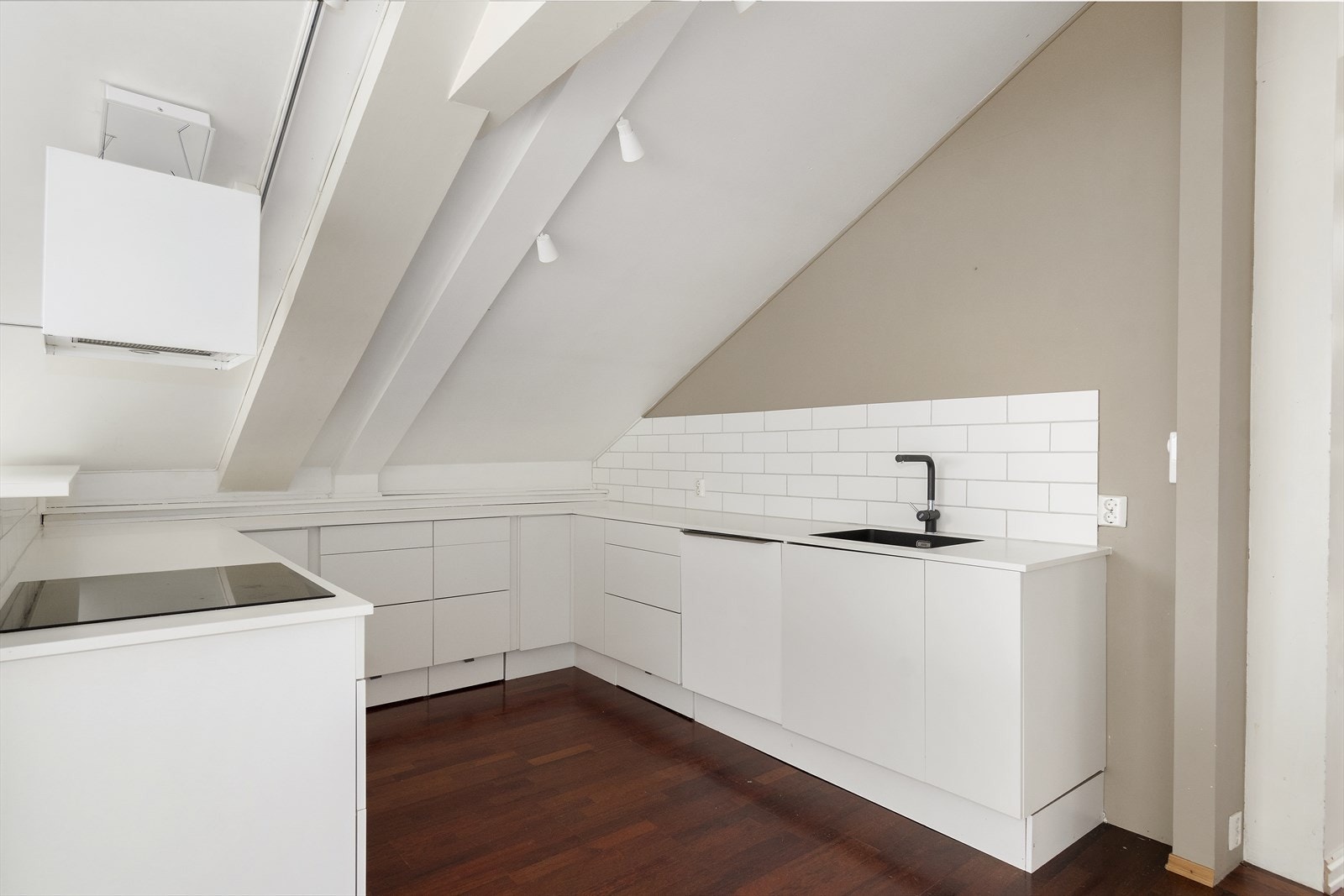 Godt med lagringsplass. Ekstra lagring i sokkelskuffer Galleribilde