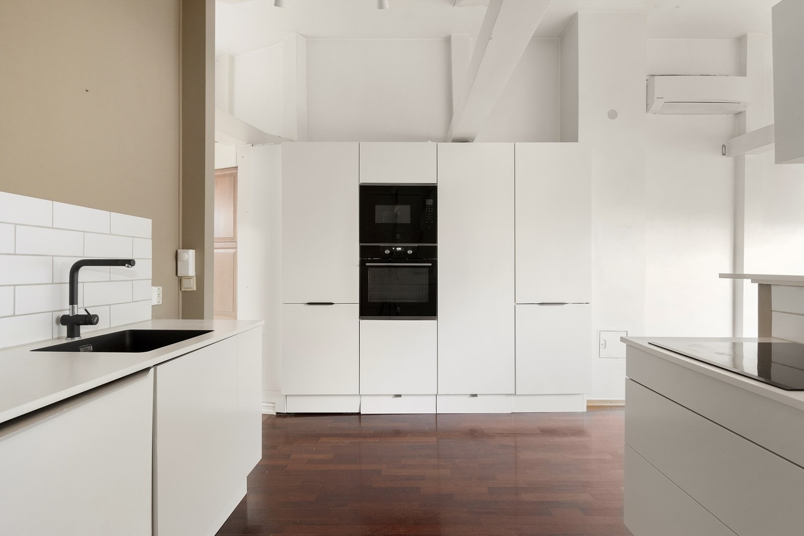 Integrerte hvitevarer som stekeovn, mikro, platetopp, oppvaskmaskin og kjøl/frys Galleribilde