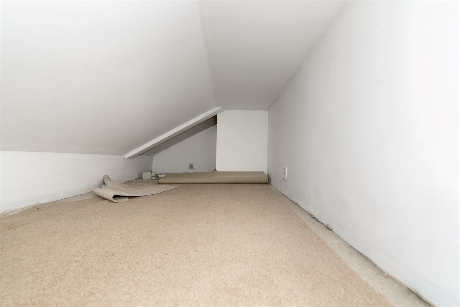 Lagringsplass med luke fra entré (over bad) med gulvareal på ca. 4 kvm Galleribilde