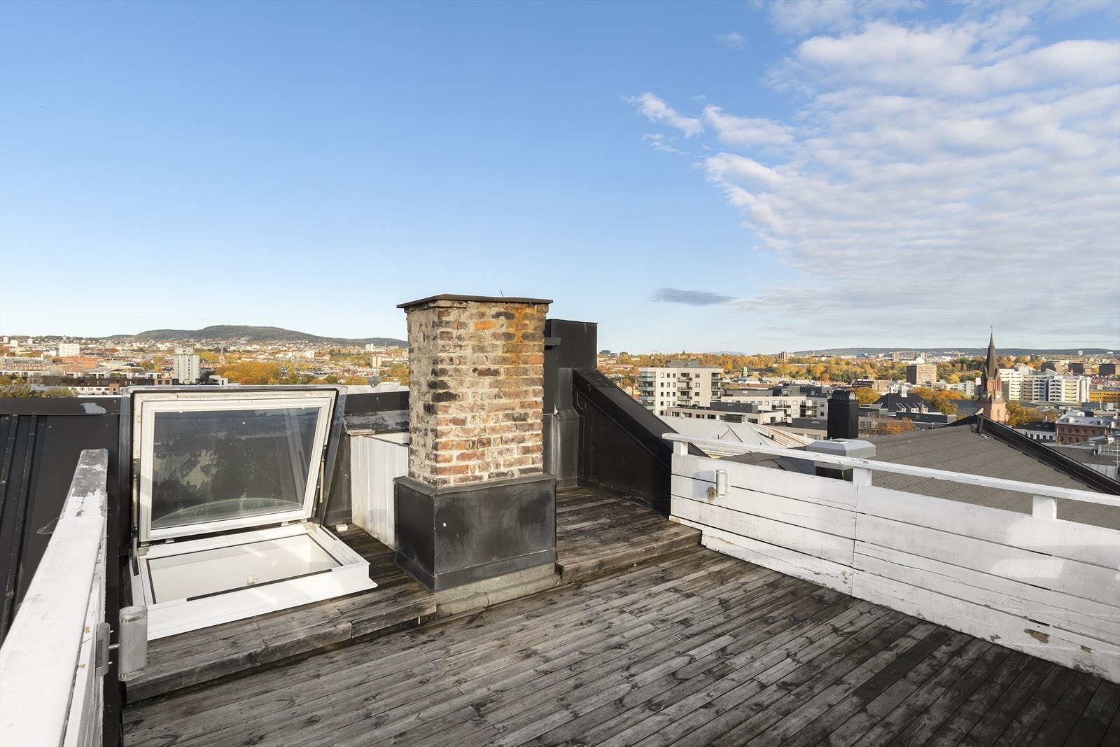Toppleilighet med solrik takterrasse hvor man har 360 grader utsikt Galleribilde