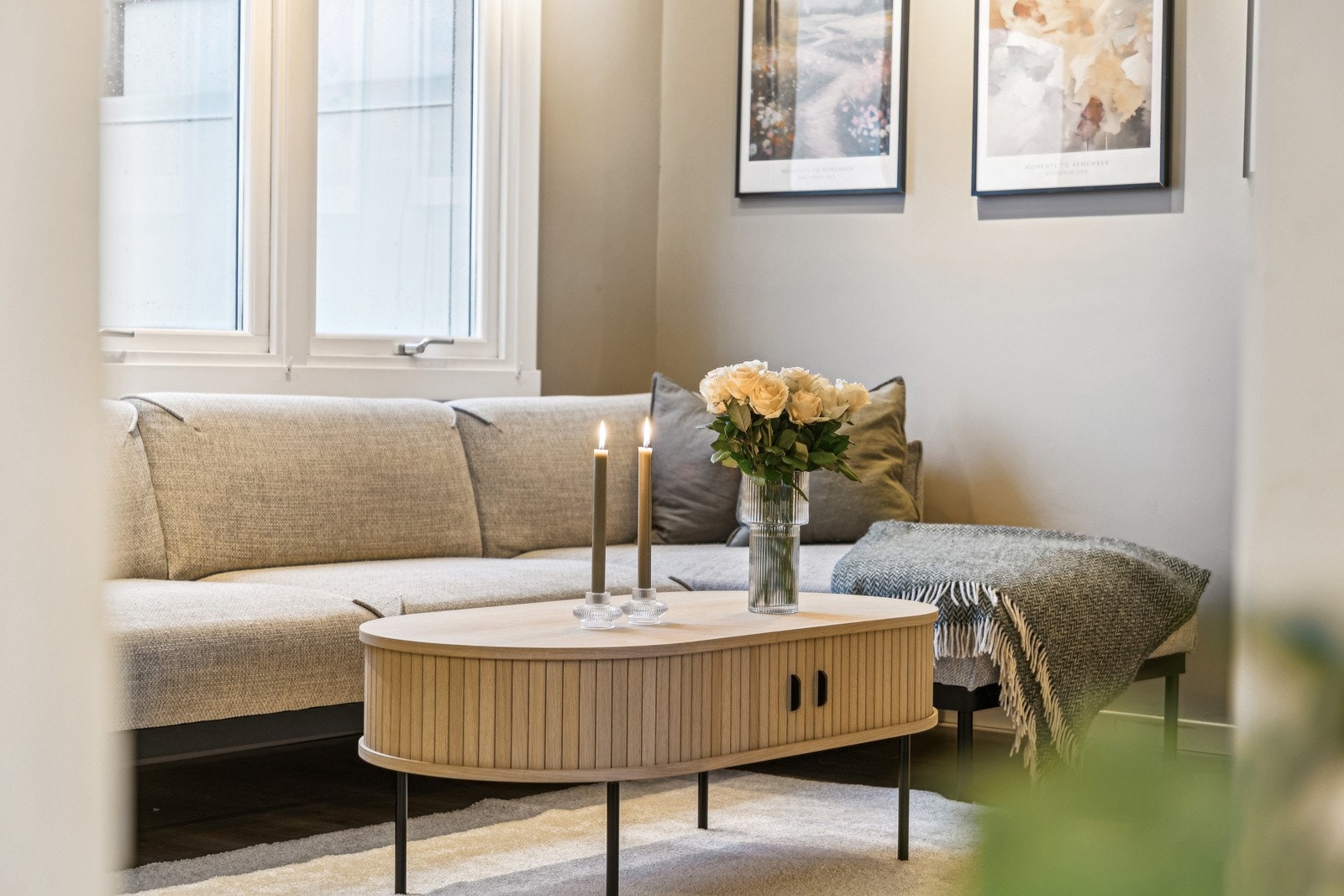 God plass til både sofa og tilhørende møbler. Galleribilde