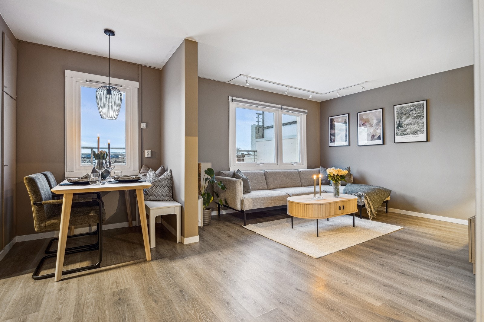 Leiligheten har gjennomgående pen og moderne standard med laminat på gulv og lysskinner i tak. Galleribilde