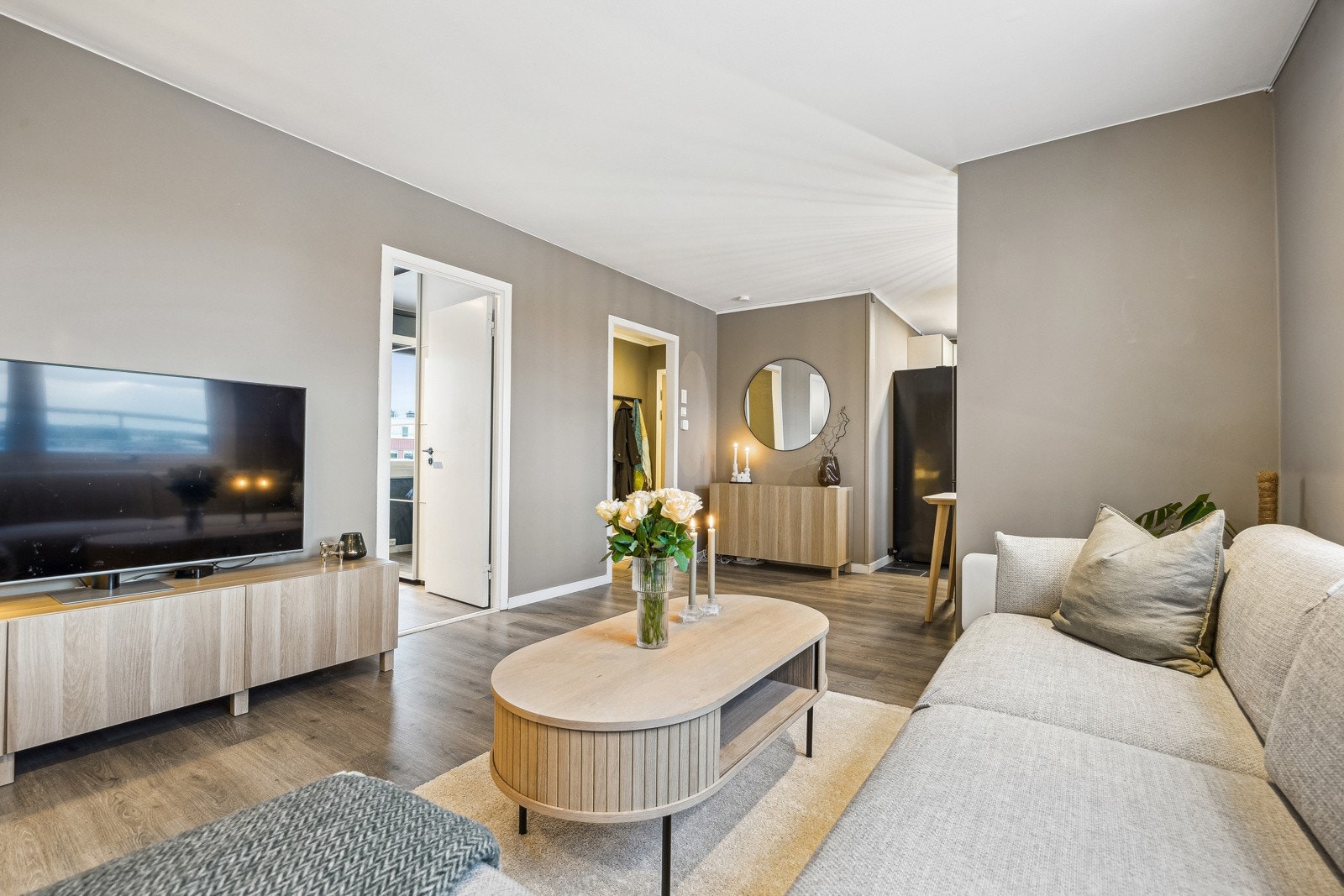 Stuen er på 20 m² og oppleves som både lys og romslig. Galleribilde