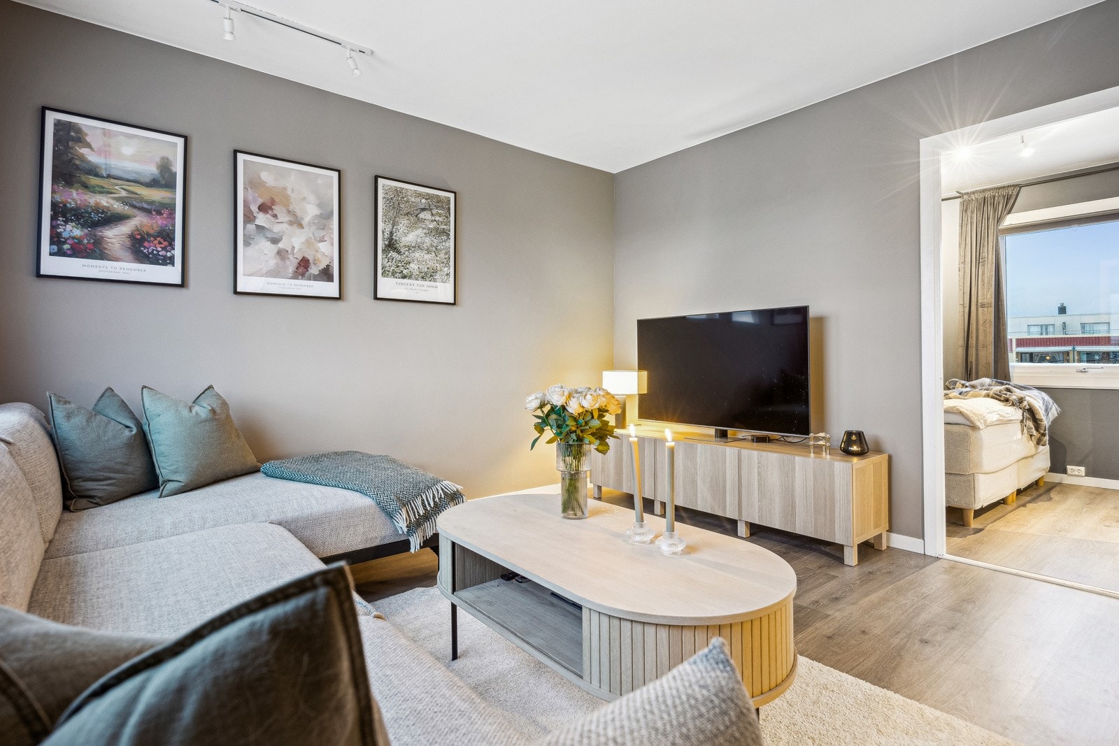 Leiligheten ligger attraktivt til i byggets 4. etasje, noe som byr på fantastisk utsikt og lite innsyn. Galleribilde