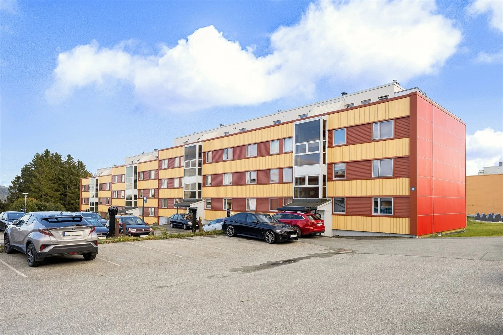 Borettslaget har 113 frittstående garasjer i rekke og ca 250 parkeringsplasser. Det er mulig å søke om parkering på en av borettslagets parkeringsplasser. Søknad sendes til styret. . Borettslaget disponerer også 3 gjesteplasser. Galleribilde