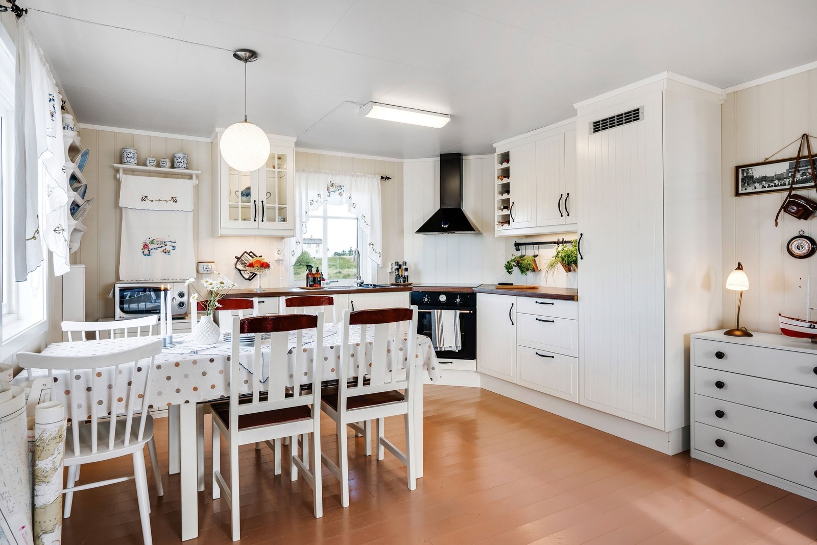 Kjøkken innredning med integrert kjøleskap Galleribilde