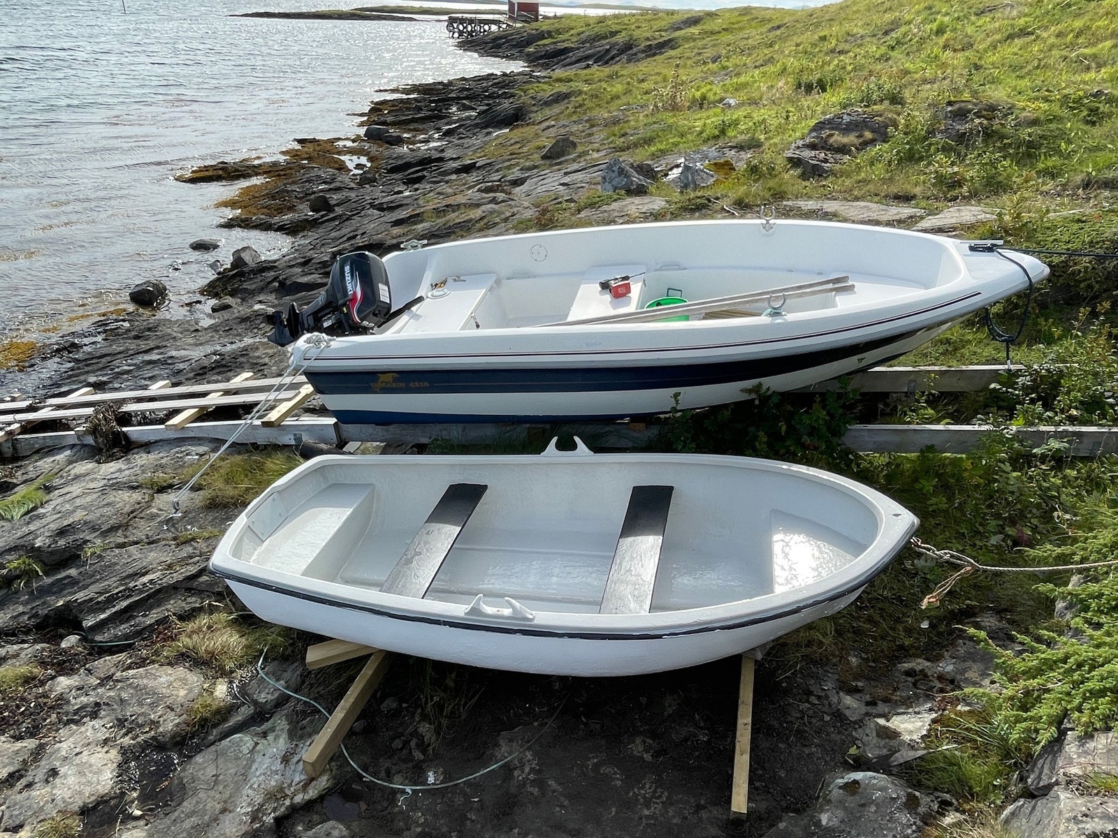 Robåt med årer og 14 fot yamarin og 9,9 hester medfølger hytta. Båtene og motor i god stand Galleribilde