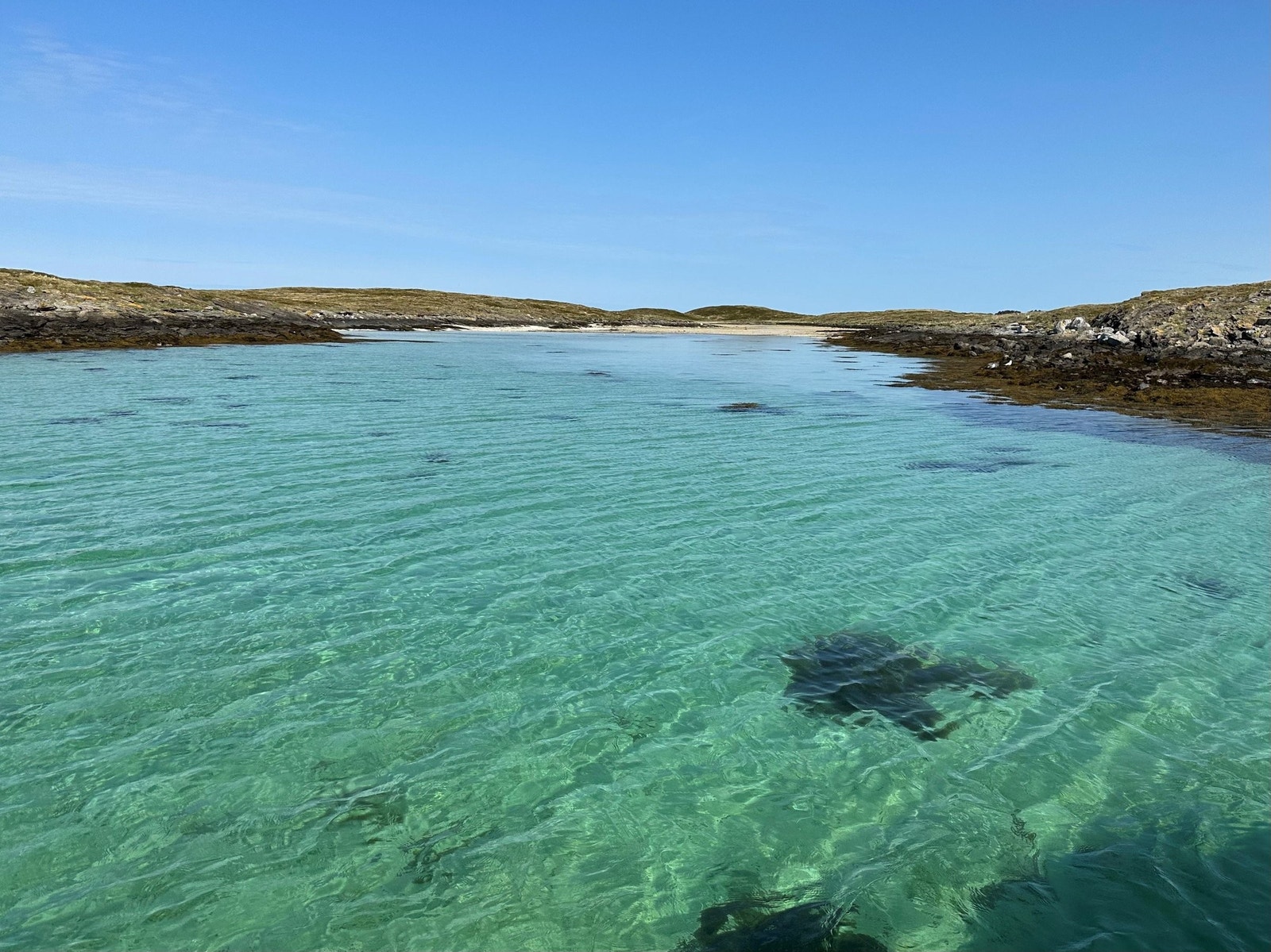 Usjenerte og rikelig med strender i skjærgården rundt Kilværet og rikelige med fiskeplasser. Kjøper vil få tips om kveitegrunner og meer til godplassene ?? Galleribilde