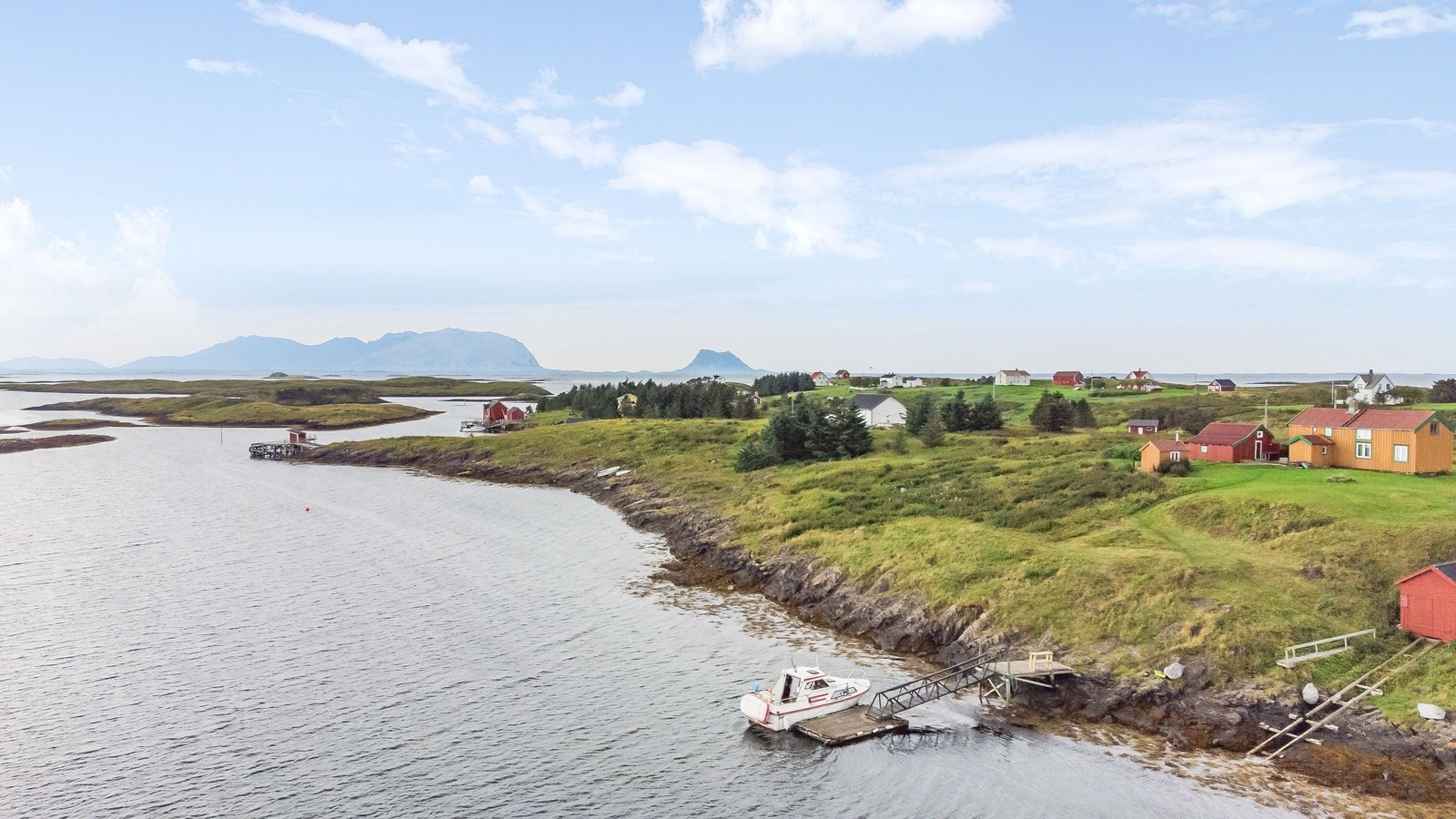 I sør er troner Vega fjellene og Søla. Vi hadde som mål å bestige fjellene vi så fra Kilværet Galleribilde