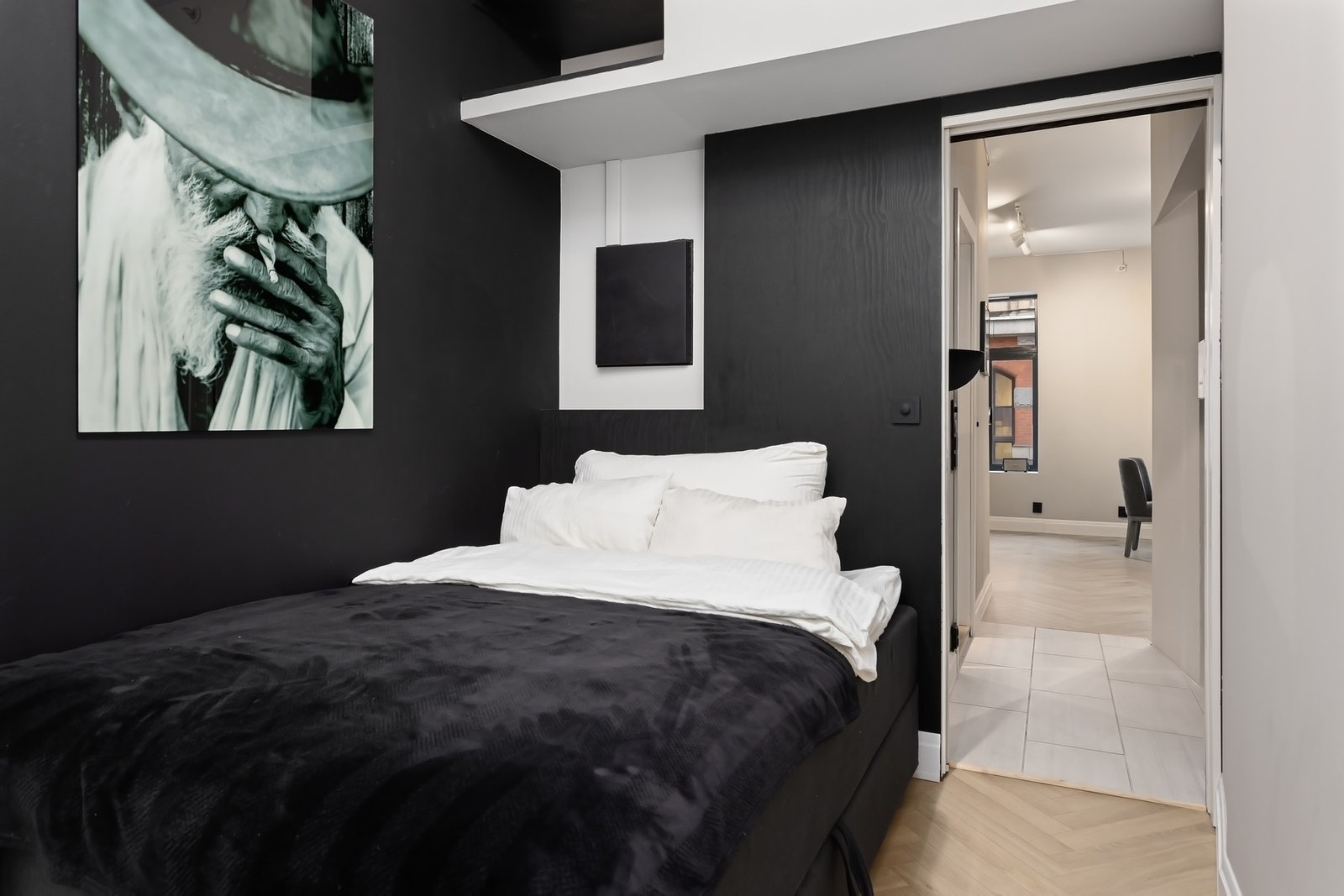 Soverommet lukkes med integrert skyvedør Galleribilde