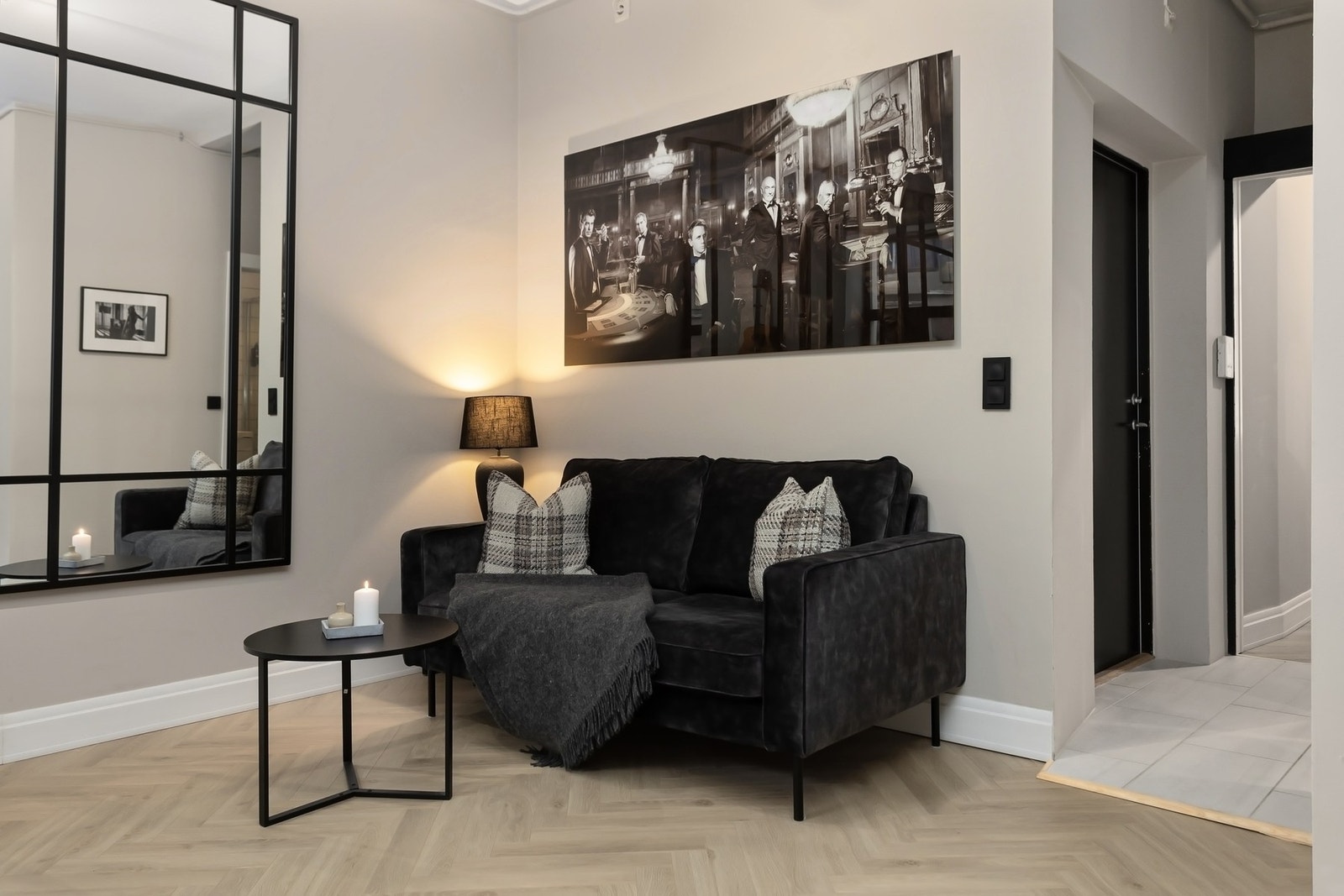 Plass til både sofagruppe og spisestue, uten at det blir trangt eller unaturlig Galleribilde