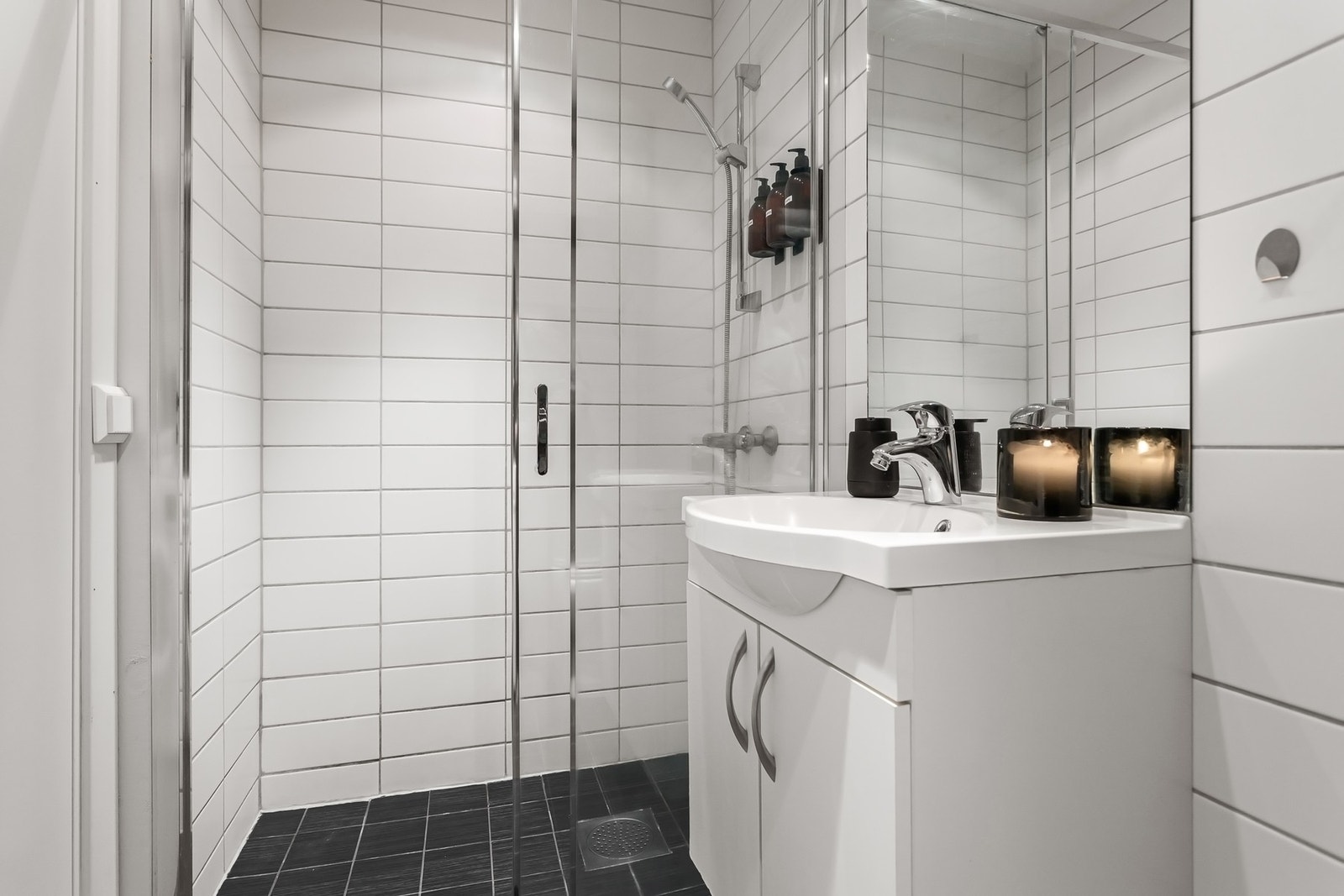 Praktisk bad med romslig dusjsone Galleribilde