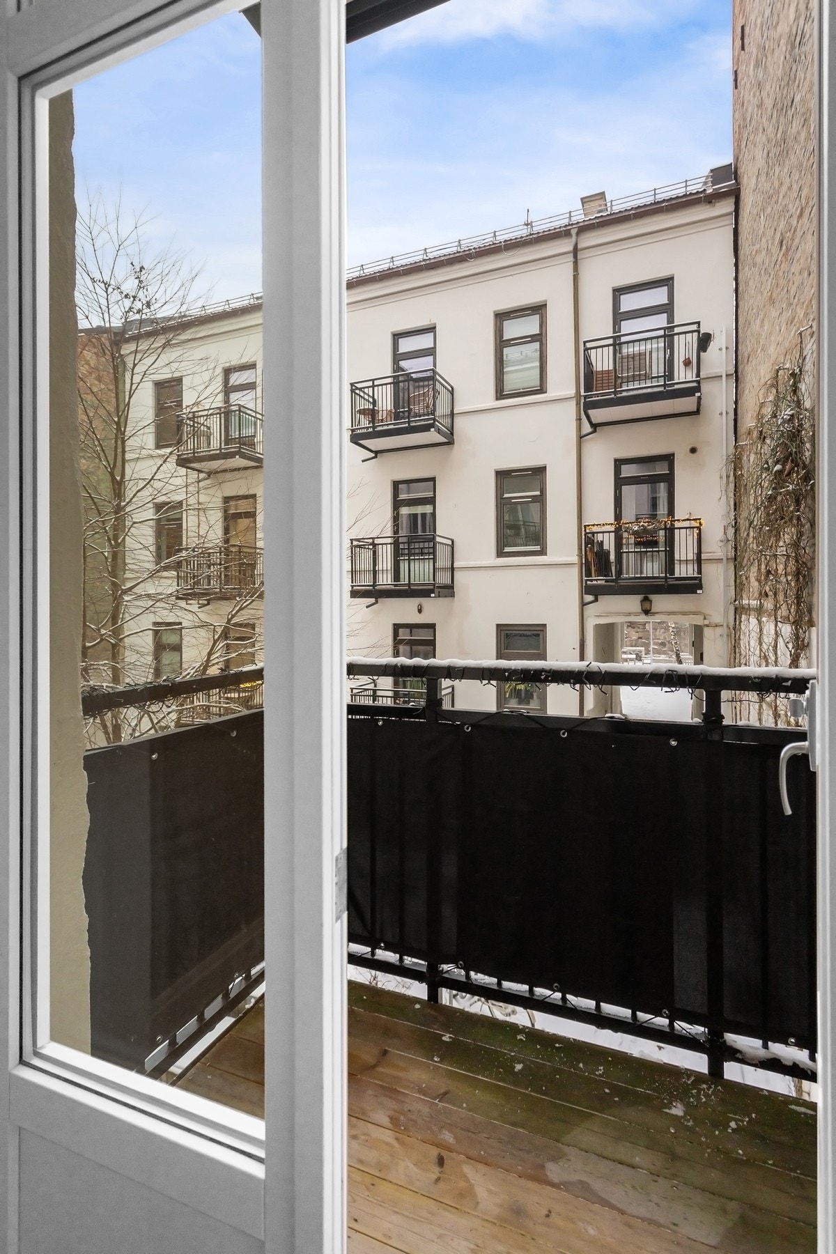 Balkong med rekkverk i smijern. Trekket kan fjernes om ønskelig Galleribilde