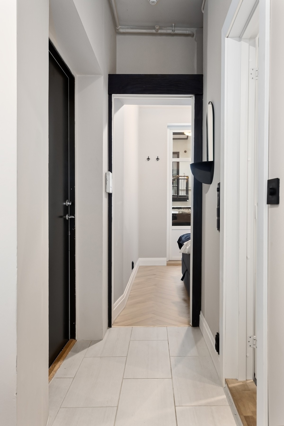 Entreen skaper et naturlig knutepunkt samtidig som den skiller stue/kjøkken fra soveværelset Galleribilde