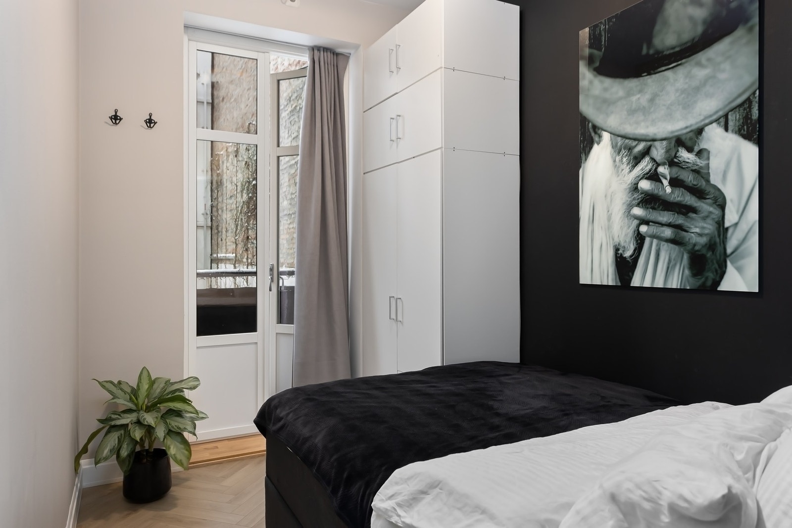 Sjarmerende soverom med balkong, og plass til dobbeltseng samt garderobeskap Galleribilde