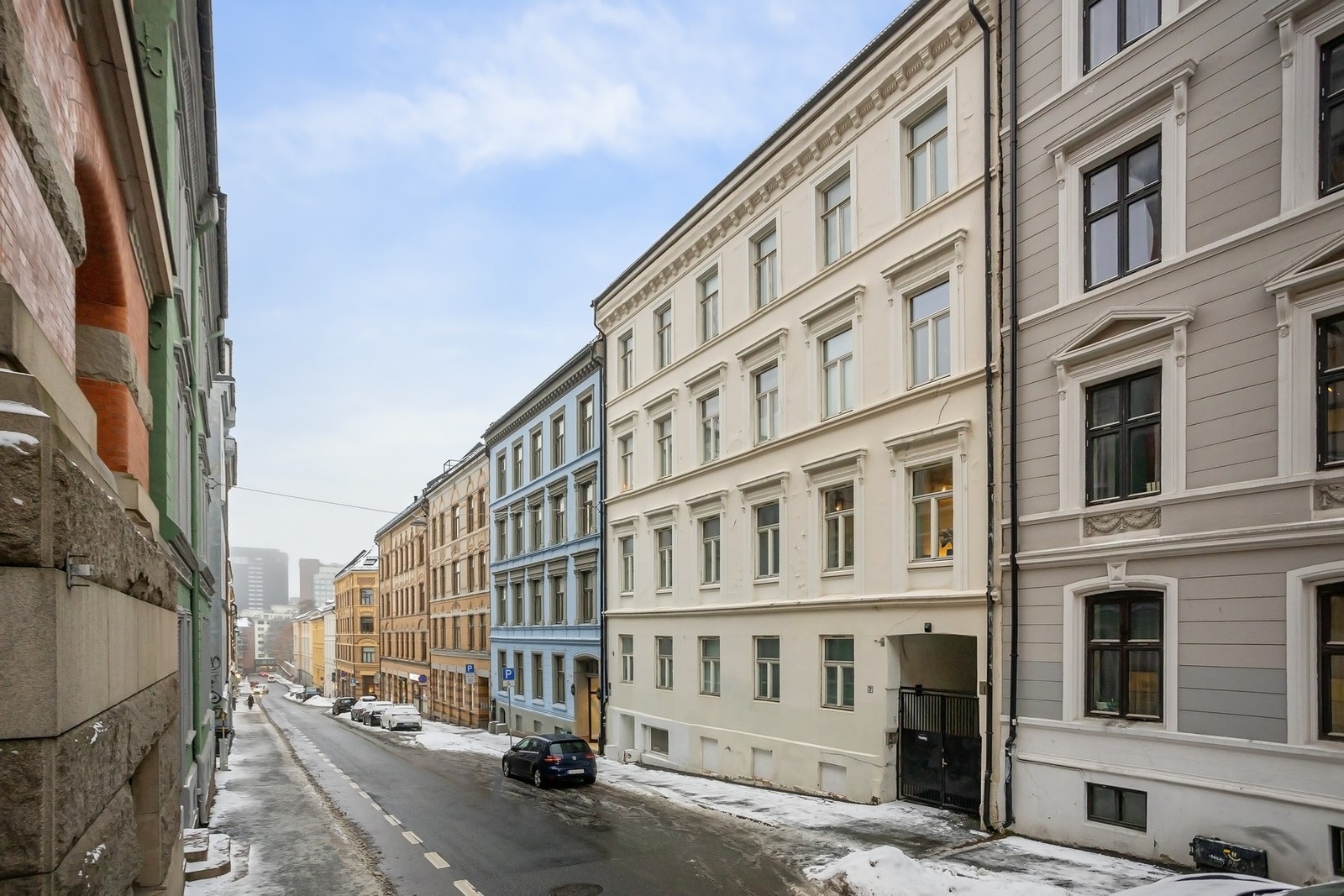 Gaten fikk sitt navn i 1864 etter biskop og dikter Johan Nordahl Brun - tekstforfatteren av Bergenssangen Galleribilde