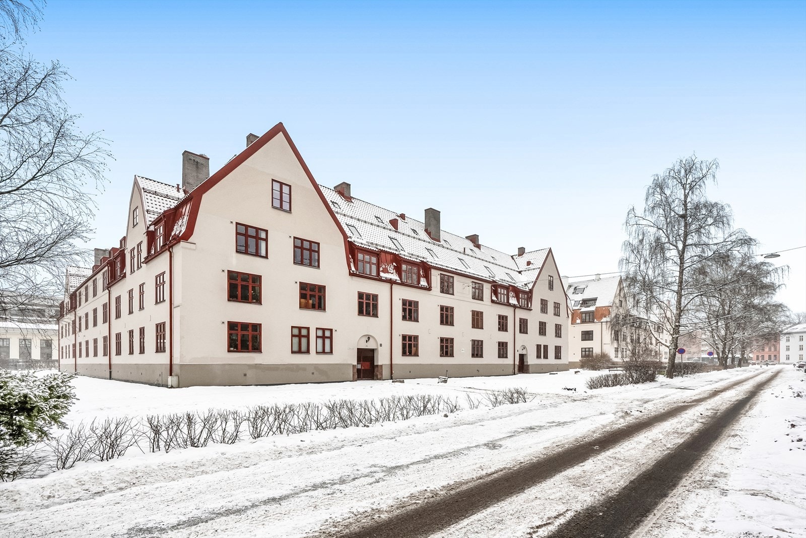 Her bor du både sentralt og stille og med alt du trenger i hverdagen i umiddelbar nærhet. Her finner du både koselige kaféer, hyggelige restauranter og unike småbutikker. Galleribilde