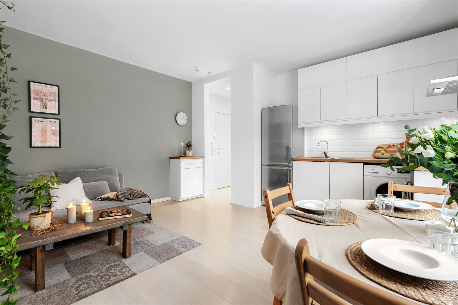 Den åpne stuen/kjøkkenløsningen fremstår som forholdsvis stor med god plass til både sofa og spisebord. Galleribilde