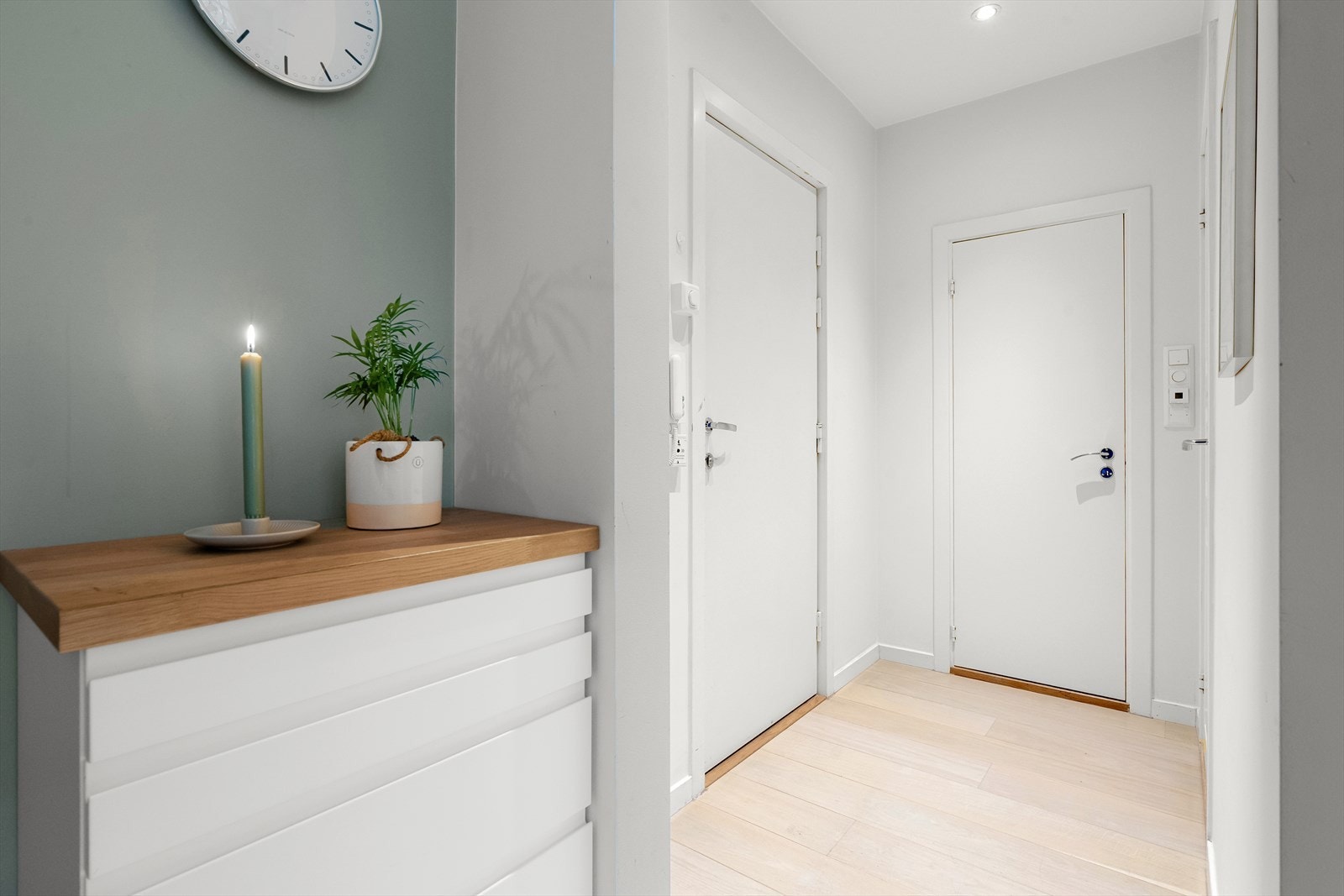 Leiligheten har en innbydende entré som gir et godt førsteinntrykk. Galleribilde