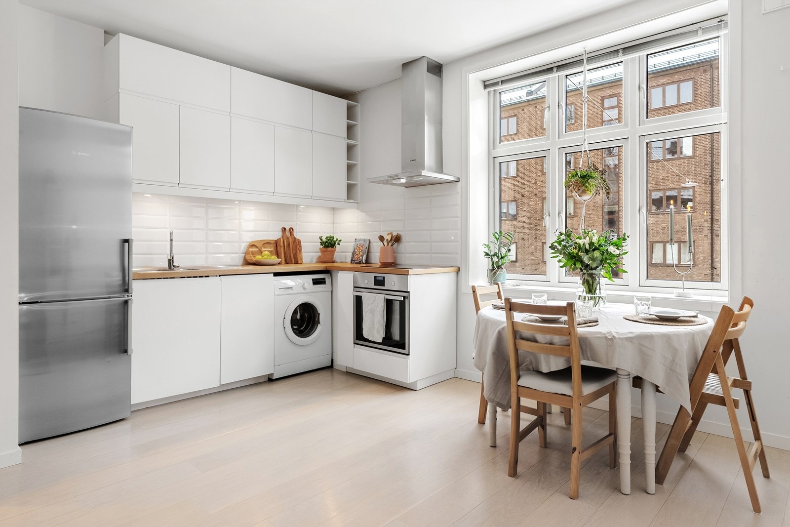 Lyst og pent kjøkken fra 2015, med alt du trenger. Her har du integrert oppvaskmaskin, ovn, koketopp (induksjon) og i tillegg er det opplegg til vaskemaskin som også medfølger. (Kjøl/frys medfølger ikke leiligheten). Galleribilde