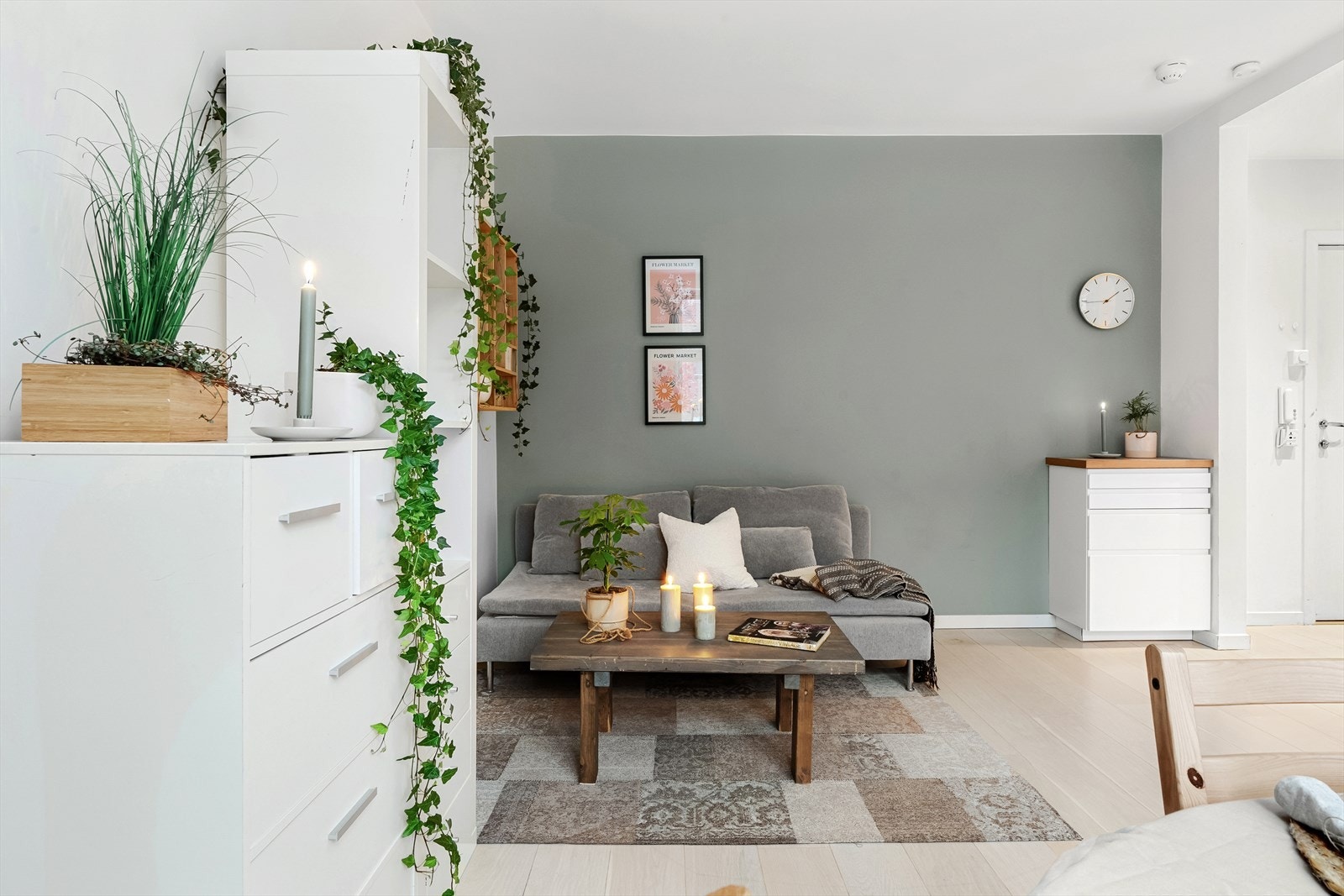 Gulvet er belagt med lys 1-stavs eikeparkett, og veggene er malt i delikate, lyse fargetoner Galleribilde