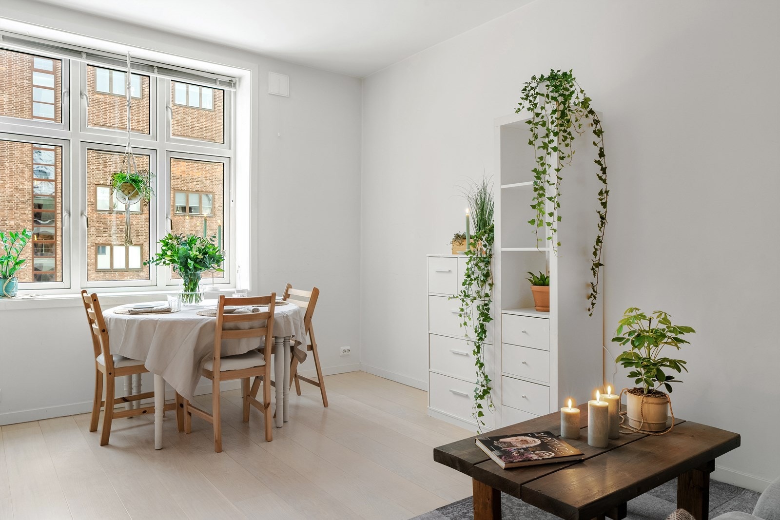 Stuen er lys og luftig, med store vindusflater som slipper inn rikelig med naturlig lys. I tillegg har leiligheten også en generøs takhøyde som bidrar til en romsligere romfølelse. Galleribilde