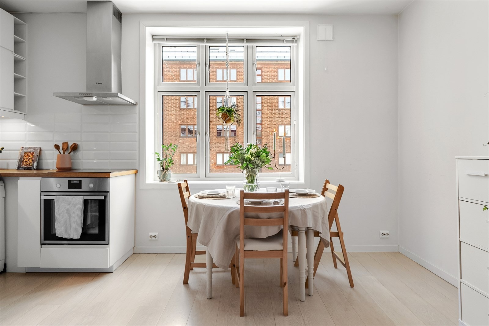 Leiligheten har vinduer med 2-lags energiglass, produsert i 2004, som bidrar til god isolasjon og energieffektivitet. Til informasjon ligger også leiligheten stille og rolig til. Galleribilde