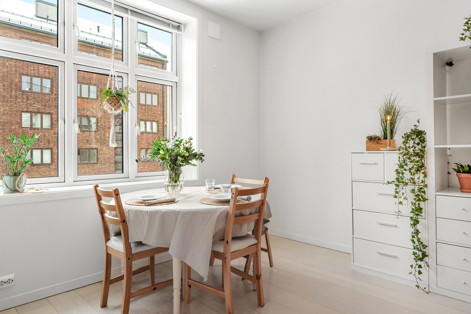 Her er det god plass til en koselig spisegruppe med plass til flere gjester til bords. En perfekt plass ved vinduet. Galleribilde