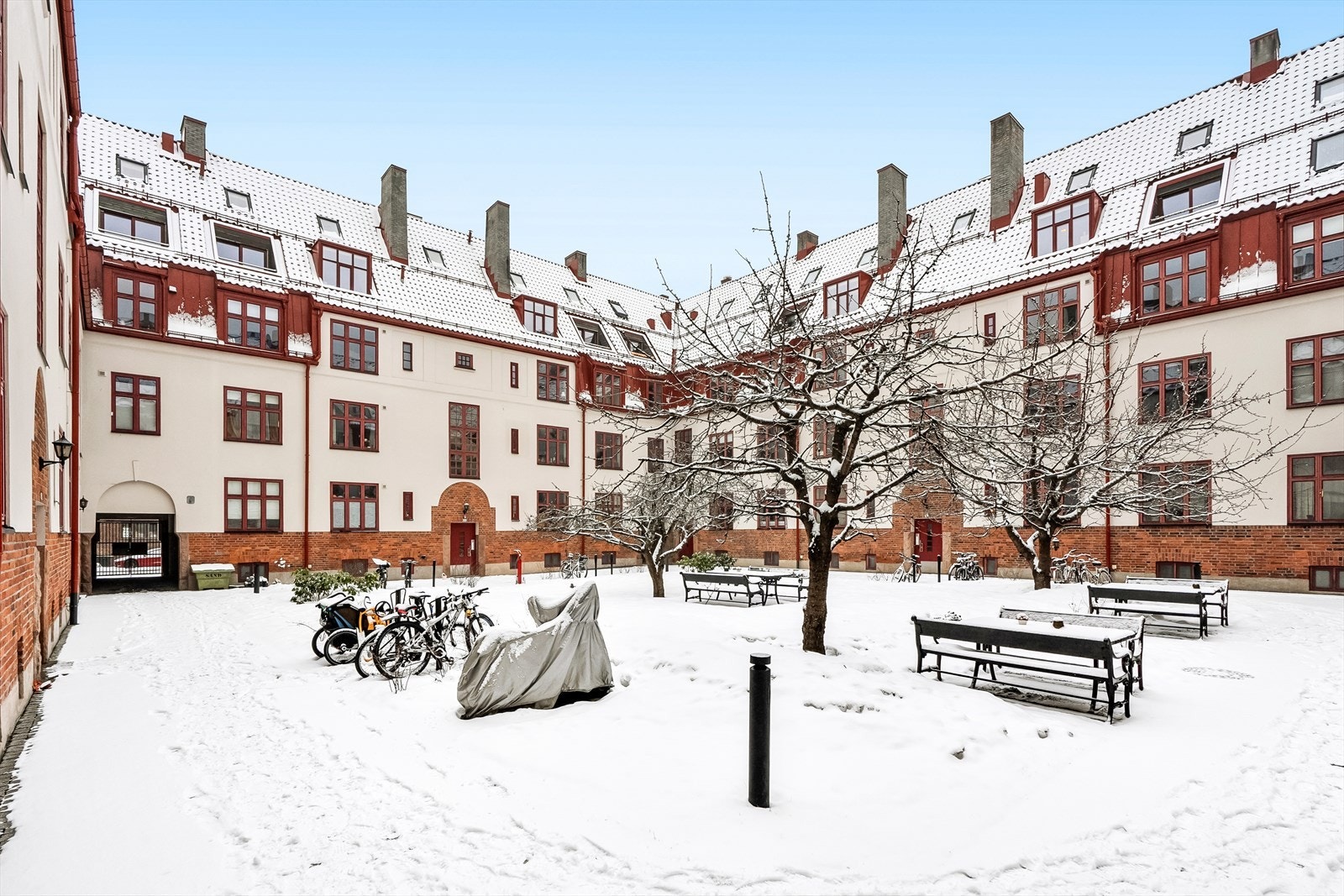 Her bor du godt i en klassisk og meget flott gård. Spesielt flott er det her om sommeren.
Sameiet består av 83 seksjoner. Denne leiligheten har en god beliggenhet i 2.etg. Galleribilde