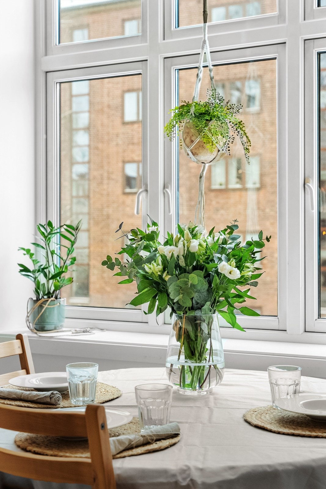 De flotte vinduene har også dype fine vinduskarmer. Galleribilde