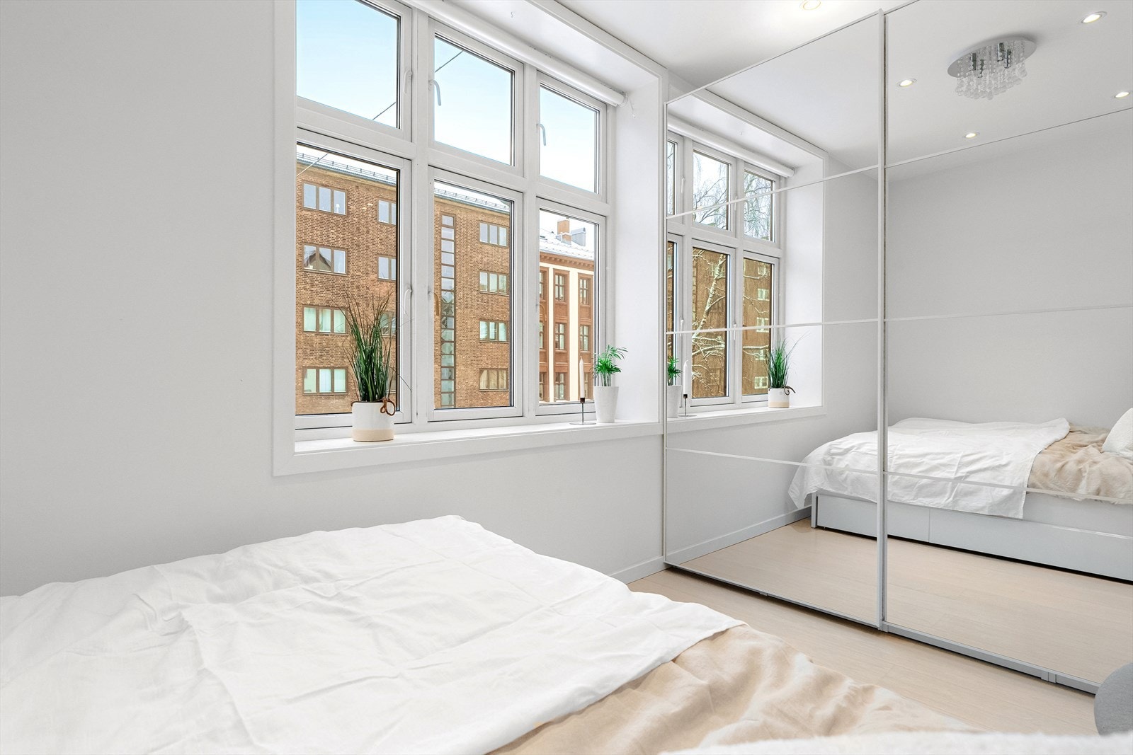 Leiligheten har et godt soverom utstyrt med downlights i himlingen. De lyse fargevalgene på veggene, sammen med store vindusflater, skaper en lys og behagelig atmosfære. Galleribilde