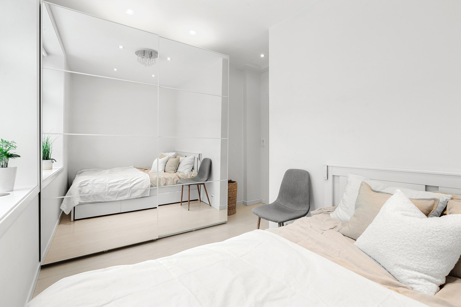 Soverommet har også rikelig med oppbevaringsplass i en romslig skyvedørsgarderobe med speilfronter. Galleribilde