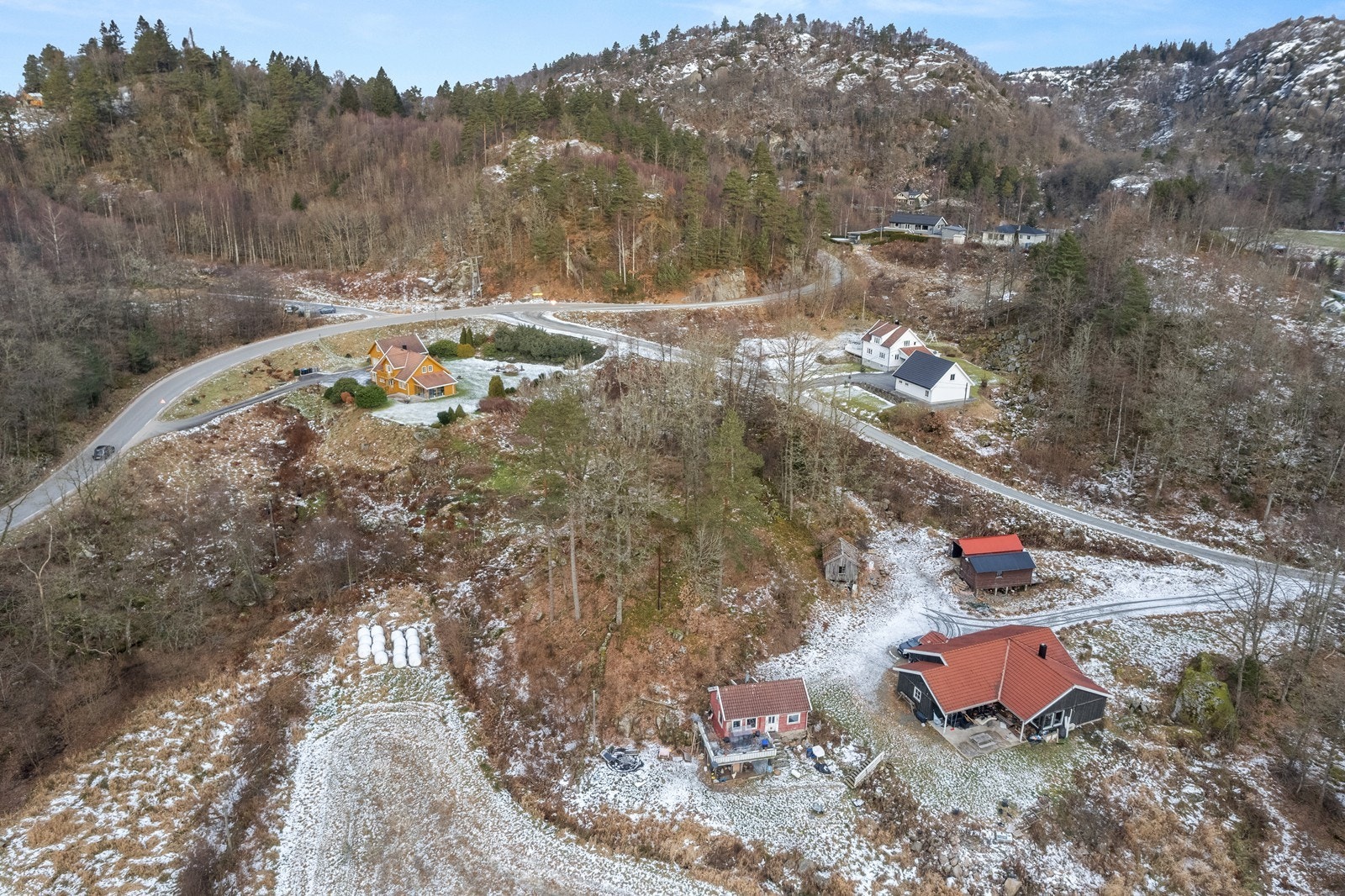 Det er spredt bolig- og fritidsboligbebyggelse i område. Galleribilde