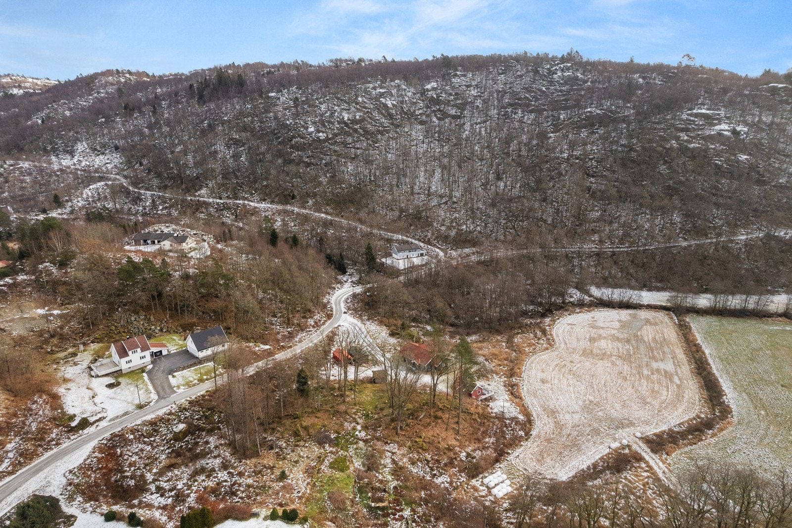 Tomter for salg. Landlig, men nær sentrum! Galleribilde