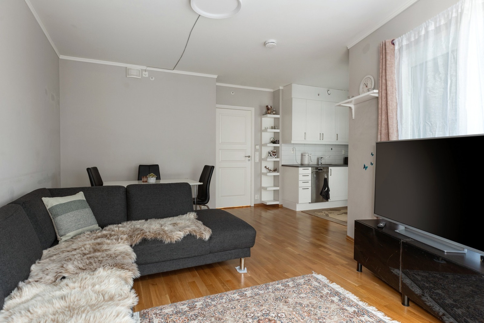 Stuen har hvitmalte vegger og parkettgulv. Galleribilde