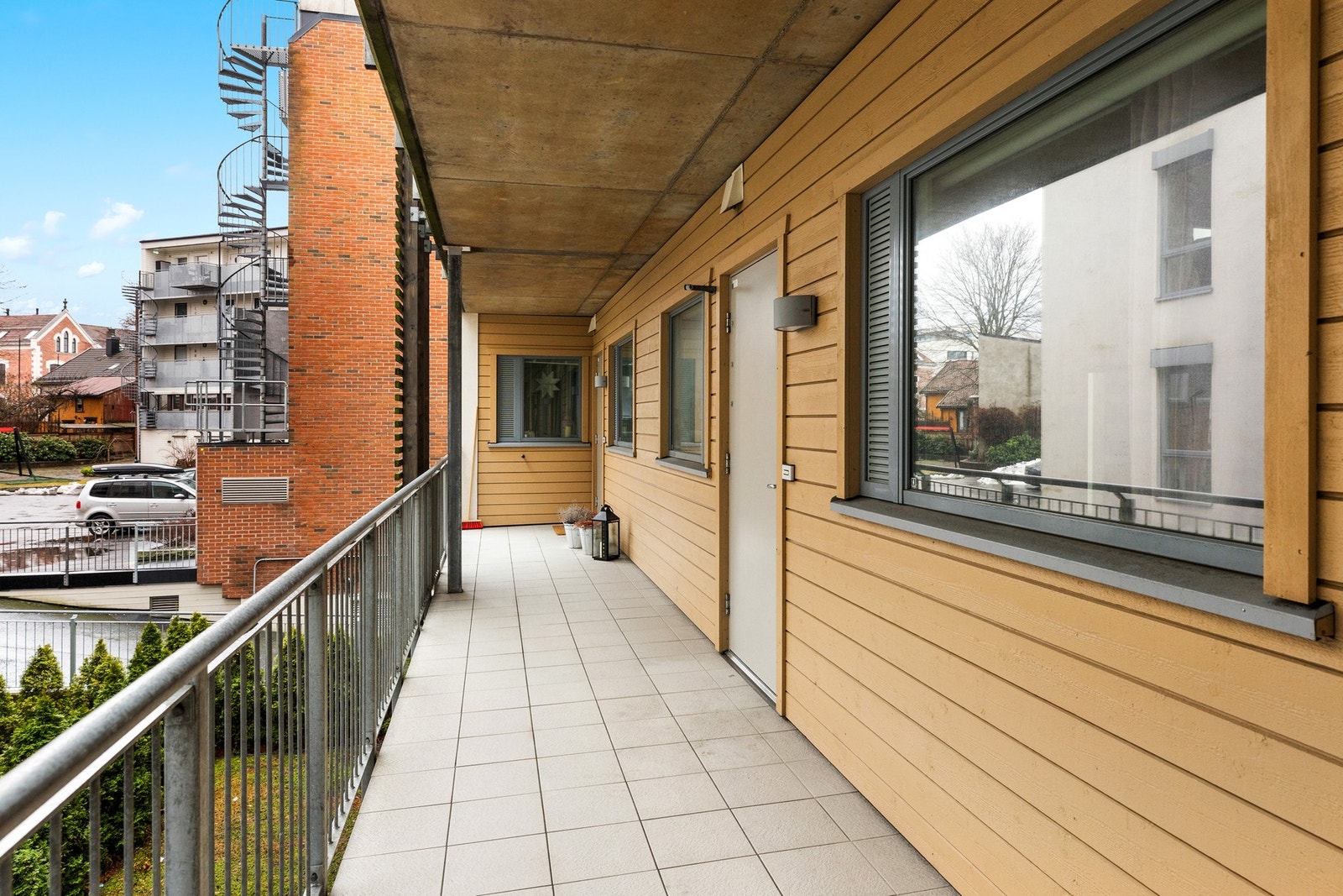 Leiligheten har vannbåren varme via felles anlegg. Det er felles varmtvann i boligbygget. Galleribilde