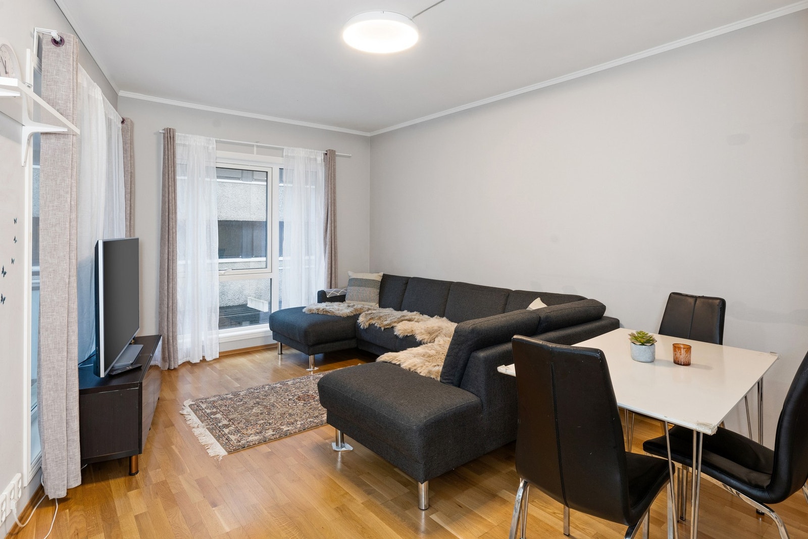 Den aktuelle leiligheten ligger i 2. etasje og har en meget god, intern beliggenhet i sameiet. Galleribilde
